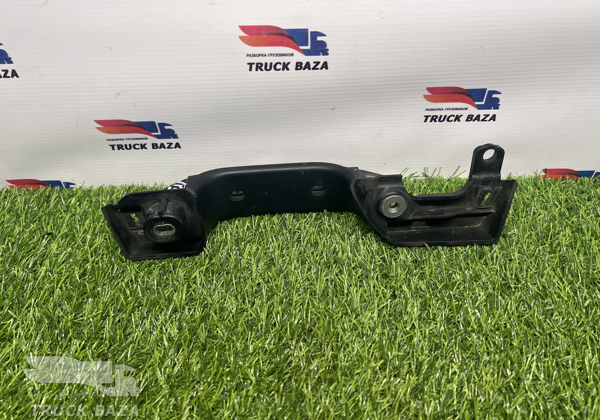 82573240 Ручка держатель жабо левая для Renault T (с 2013)