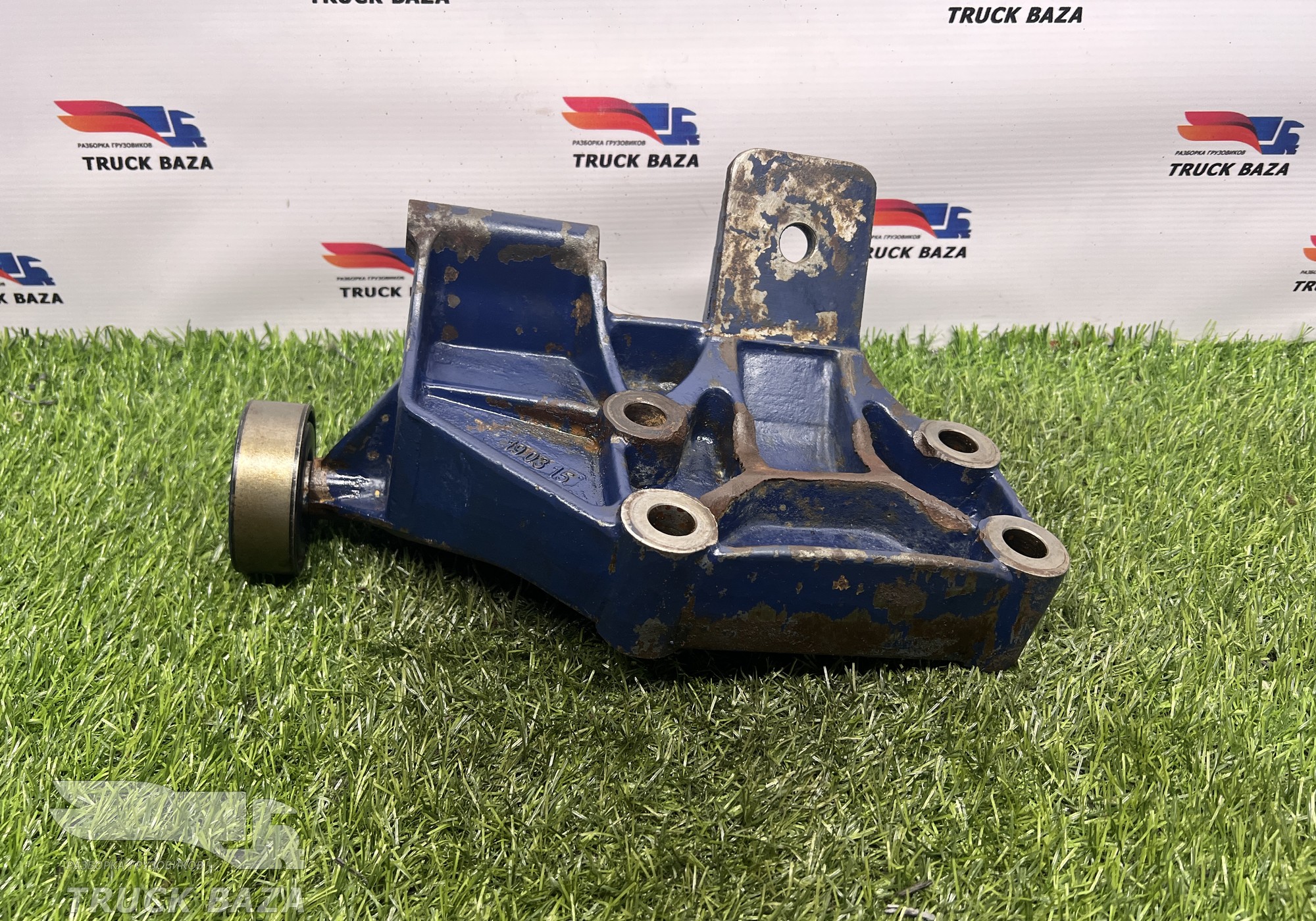 1001359505 Кронштейн двигателя для Shacman X3000 (с 2014)