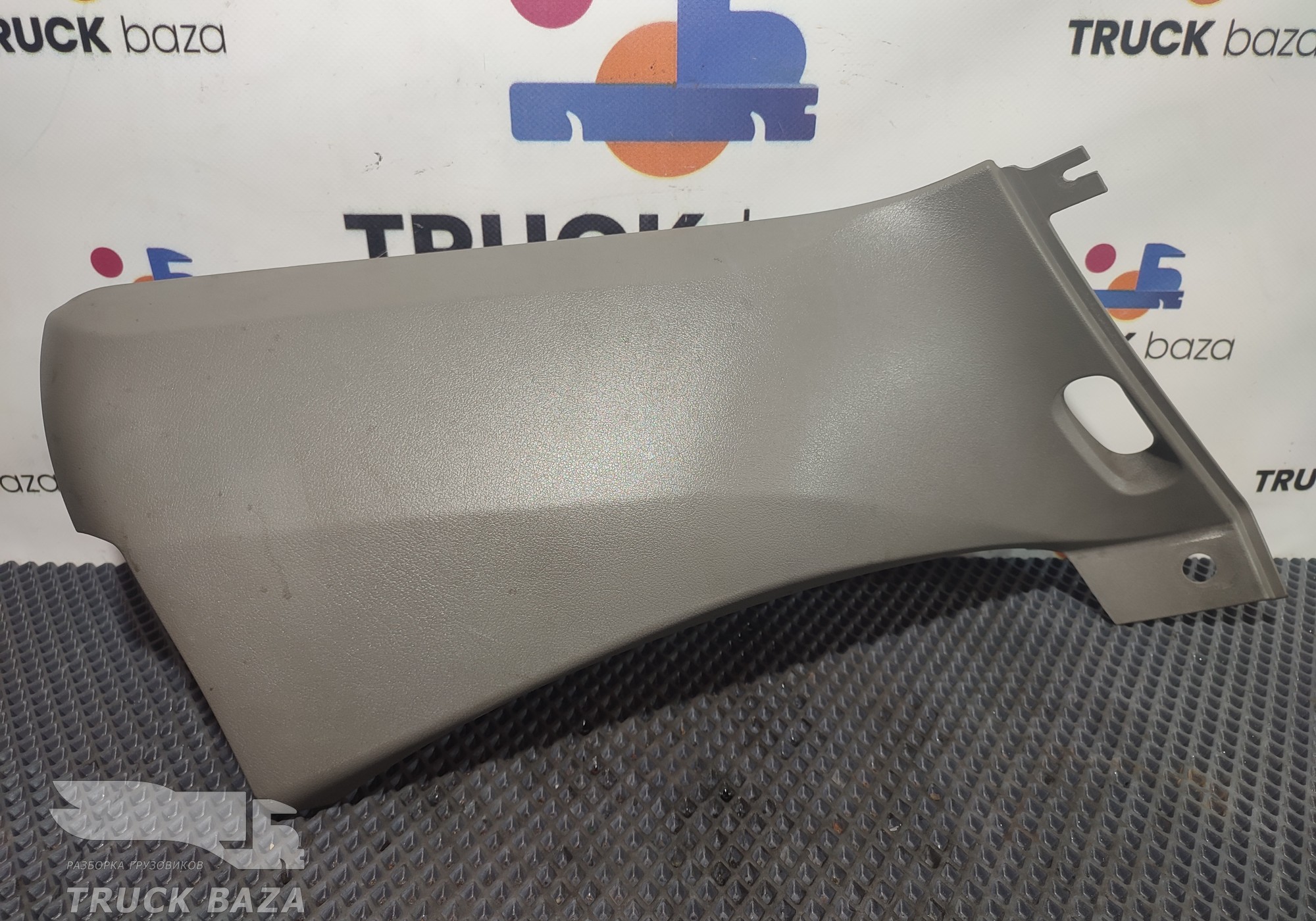 1634738 Накладка торпедо правая