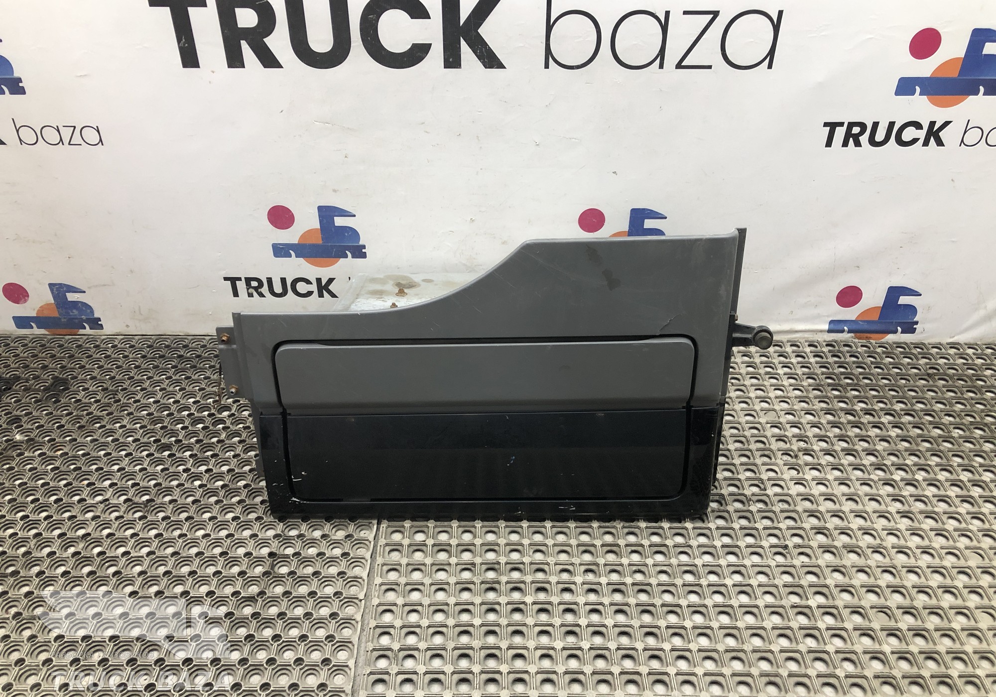 A9418901990 Ящик инструментальный правый для Mercedes-Benz