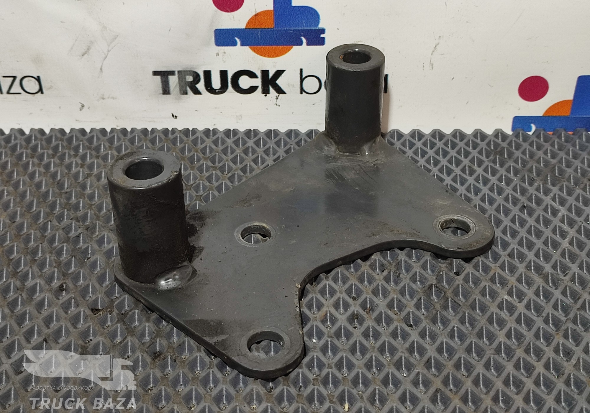 2404354 Кронштейн замка кабины правый