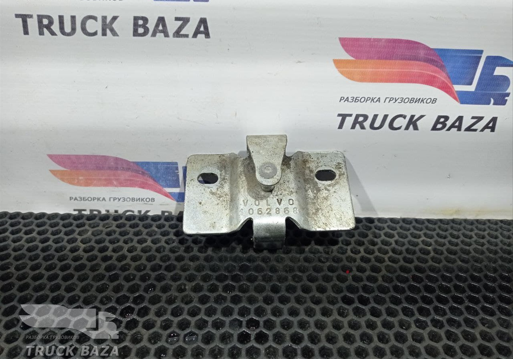 1062868 Замок лючка бардачка наружного для Volvo