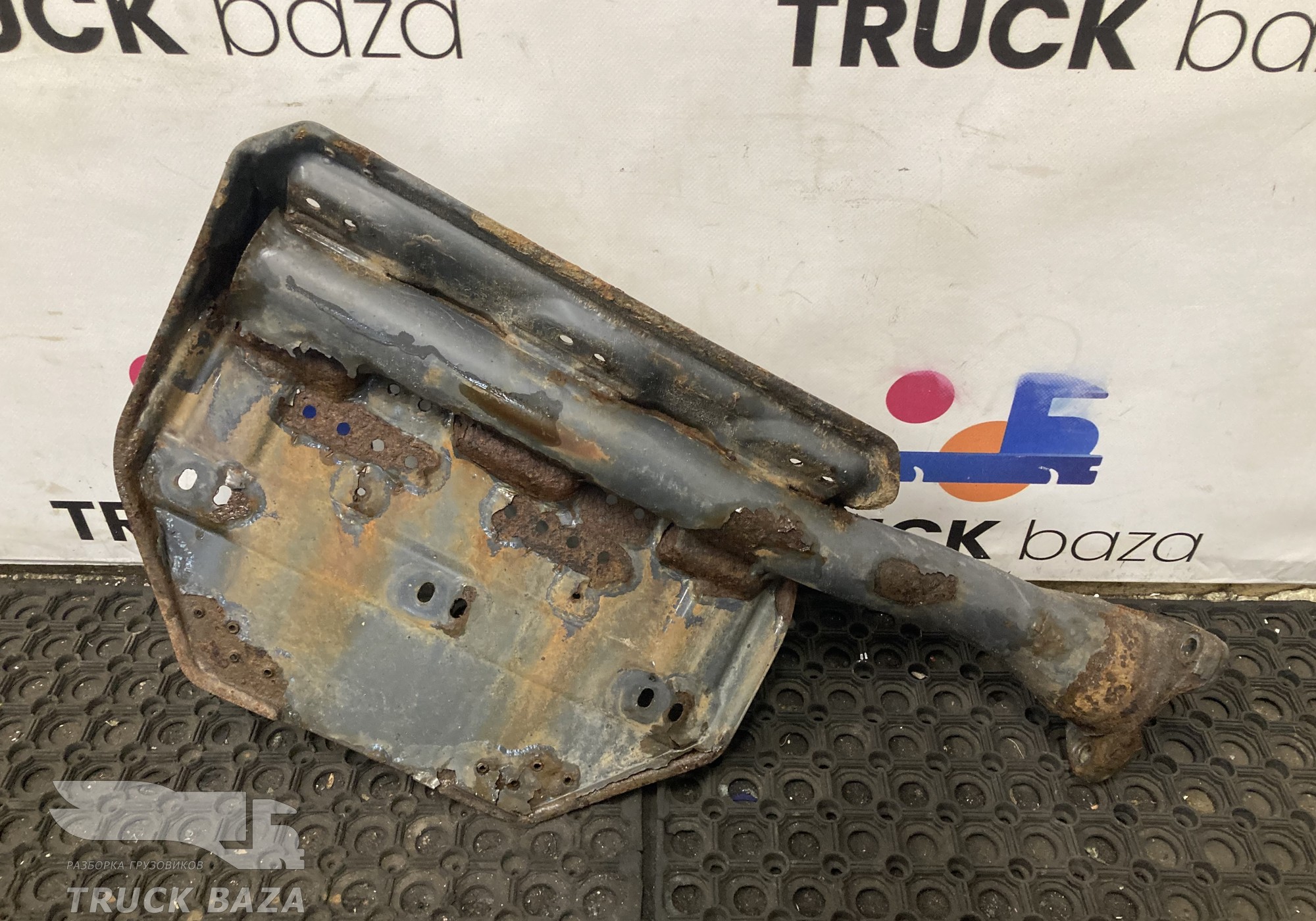 2054584 Кронштейн крыла заднего правого