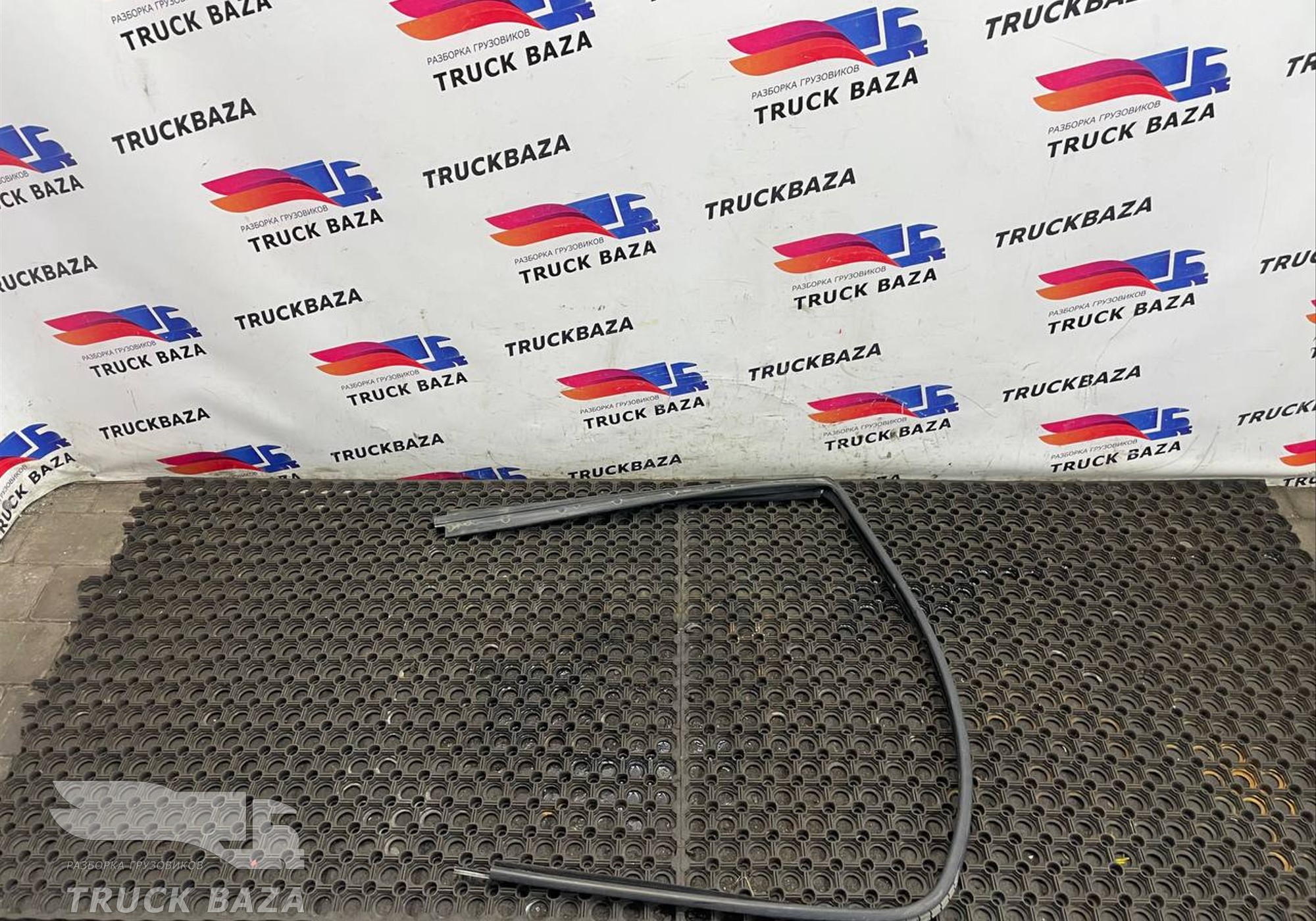 1881920 Уплотнитель стекла двери левой для Daf XF106 (с 2012)