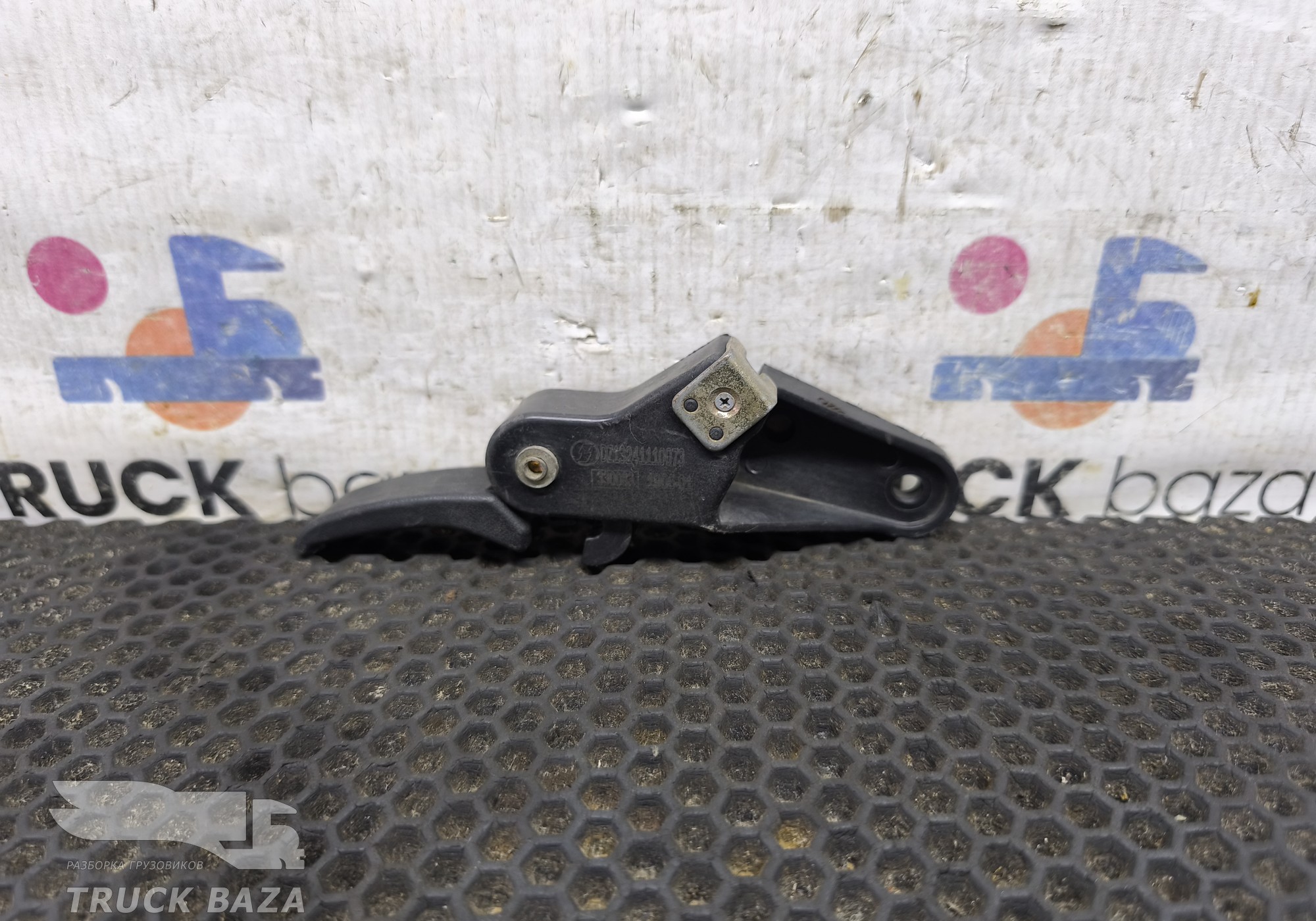 DZ13241110073 Ручка открывания капота для Shacman F3000 (с 2009)