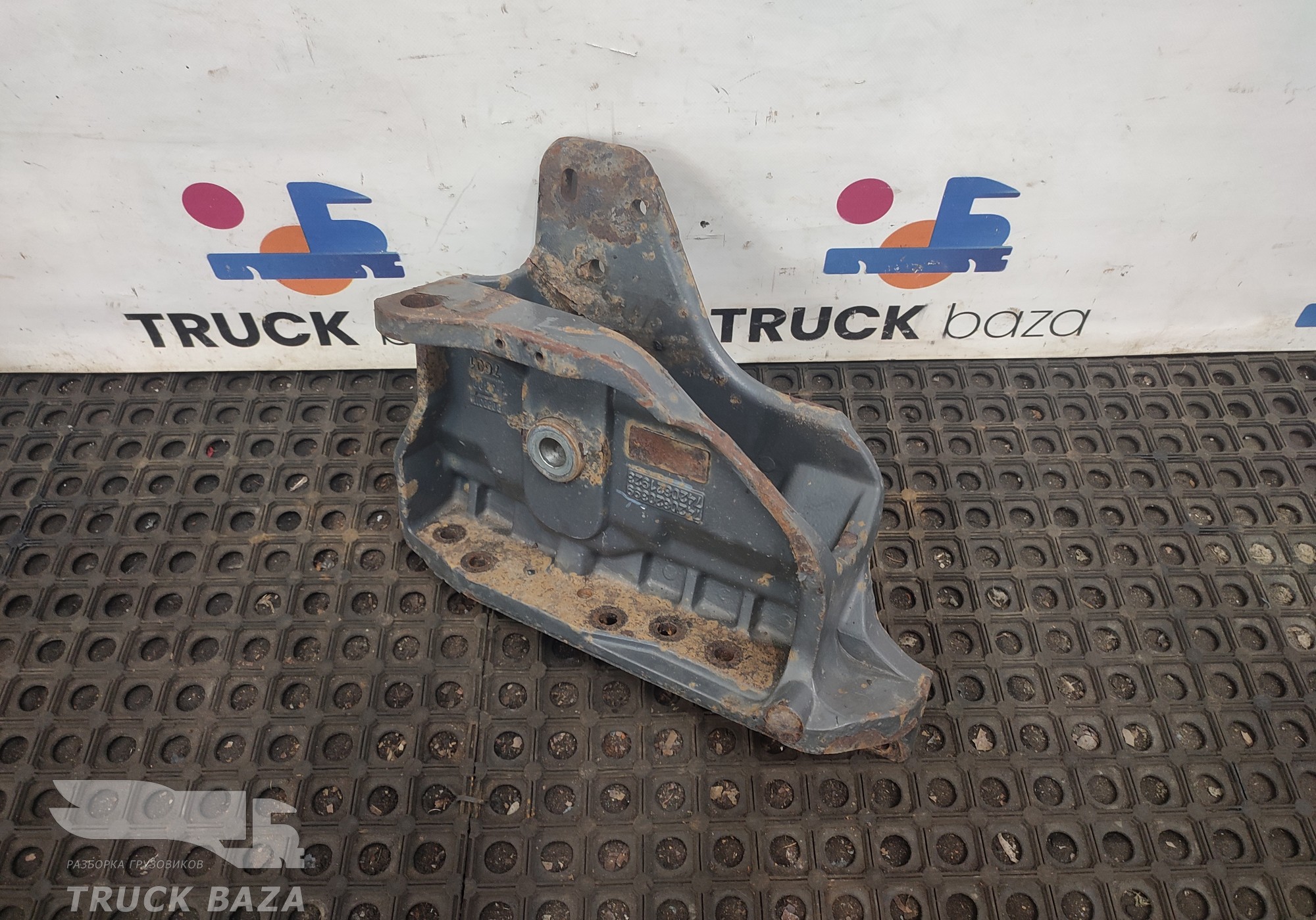 7420820399 Кронштейн рессоры передней правый для Renault Premium II (с 2005 по 2013)