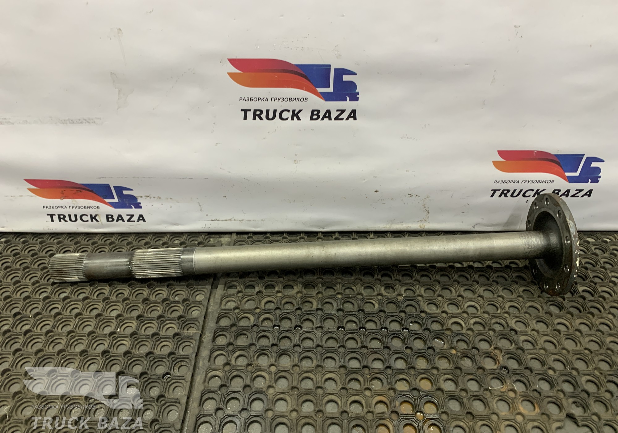 1363851 Полуось с блокировкой