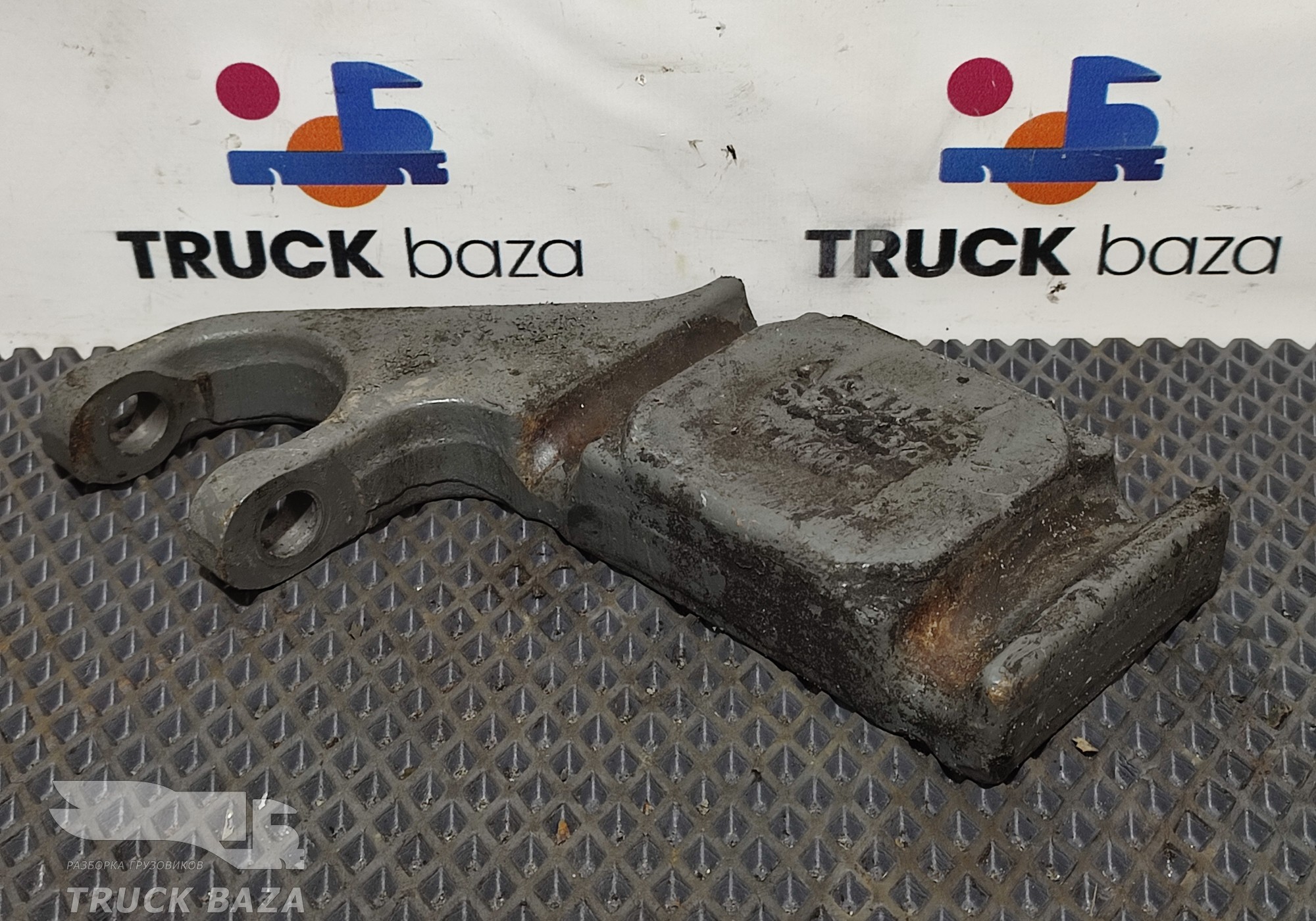 AZ9925522138 Кронштейн передней рессоры левый для Sinotruk Sitrak C7H