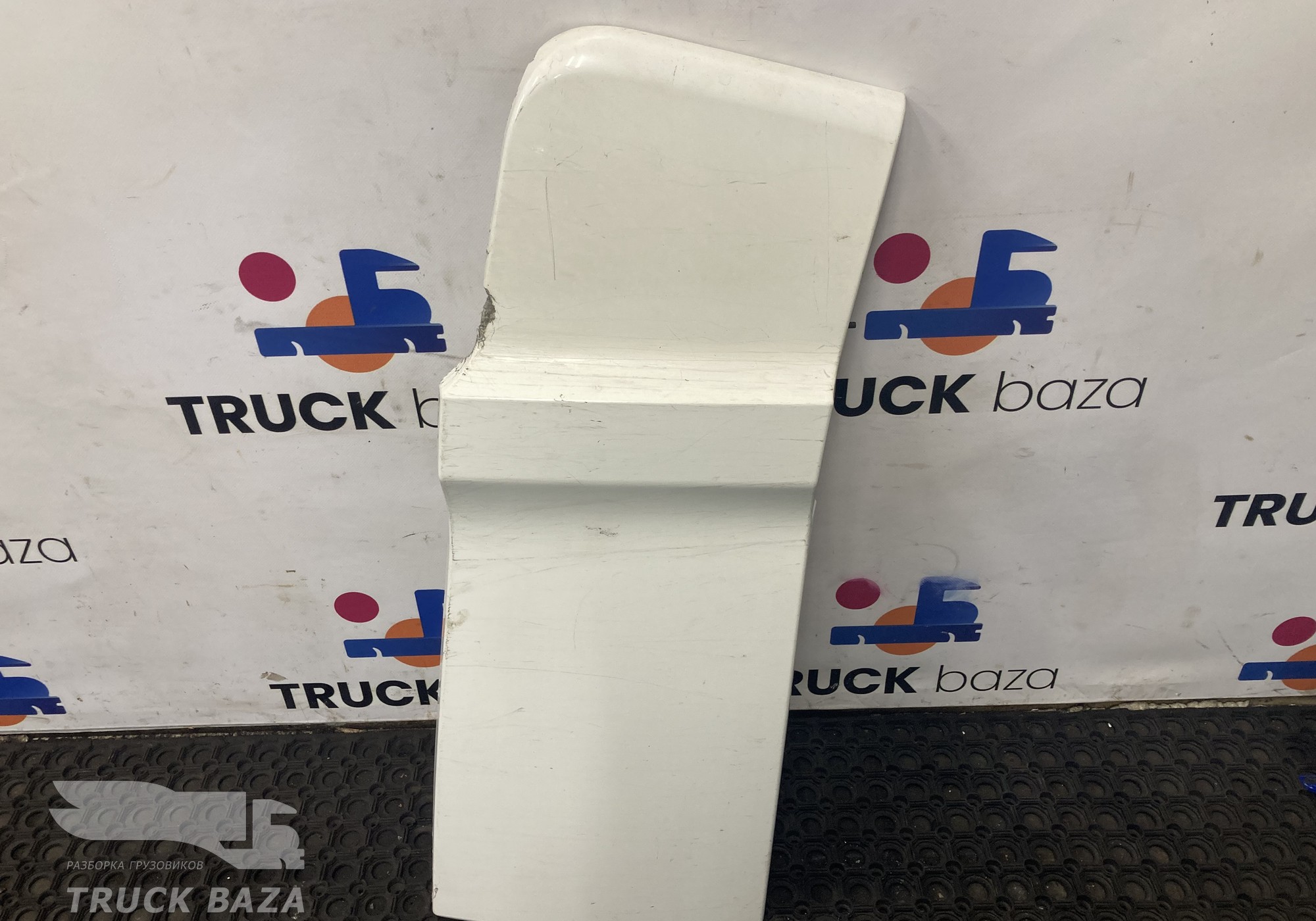 1653706 Спойлер кабины верхний правый