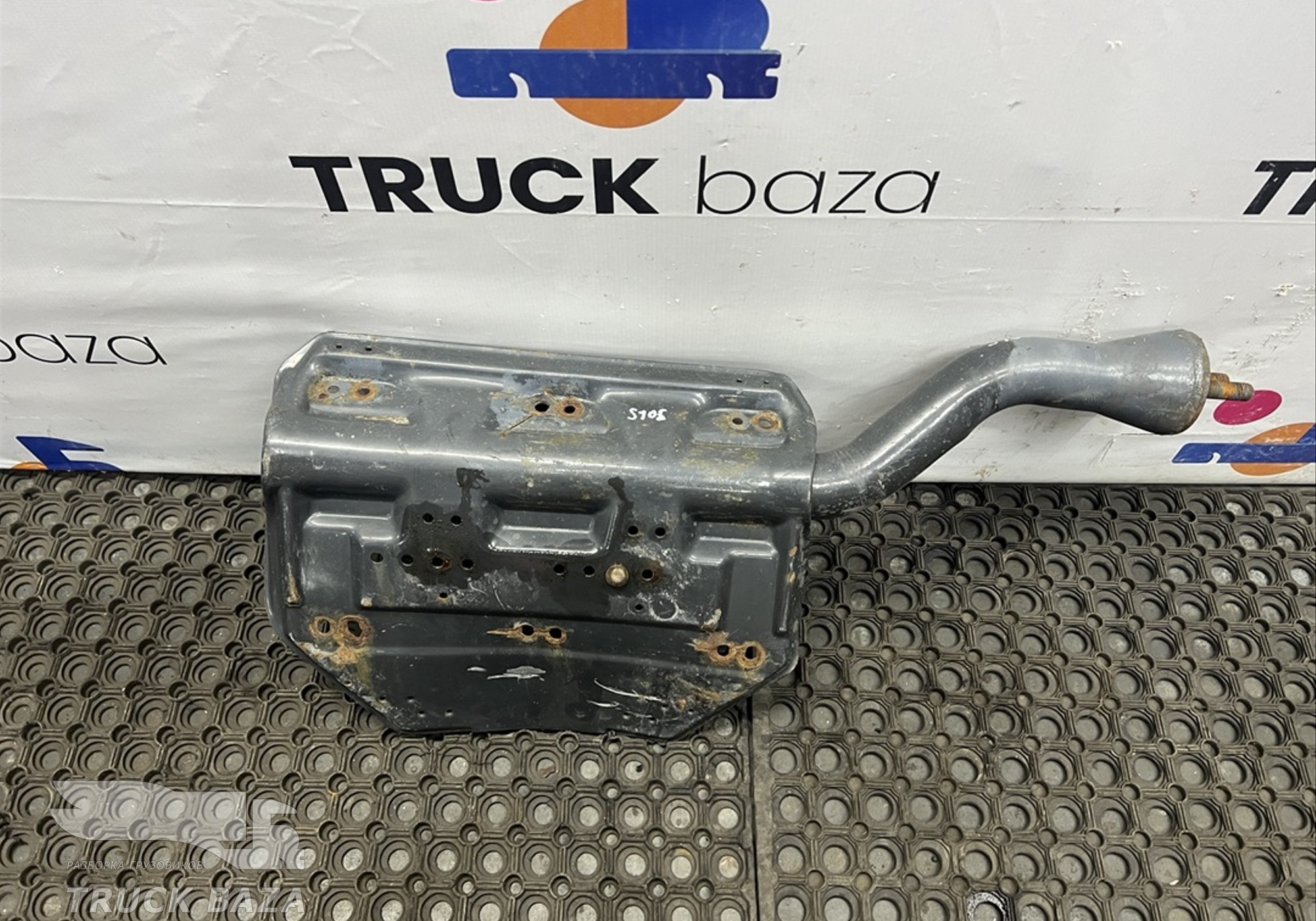 1725669 Кронштейн крыла левый задний