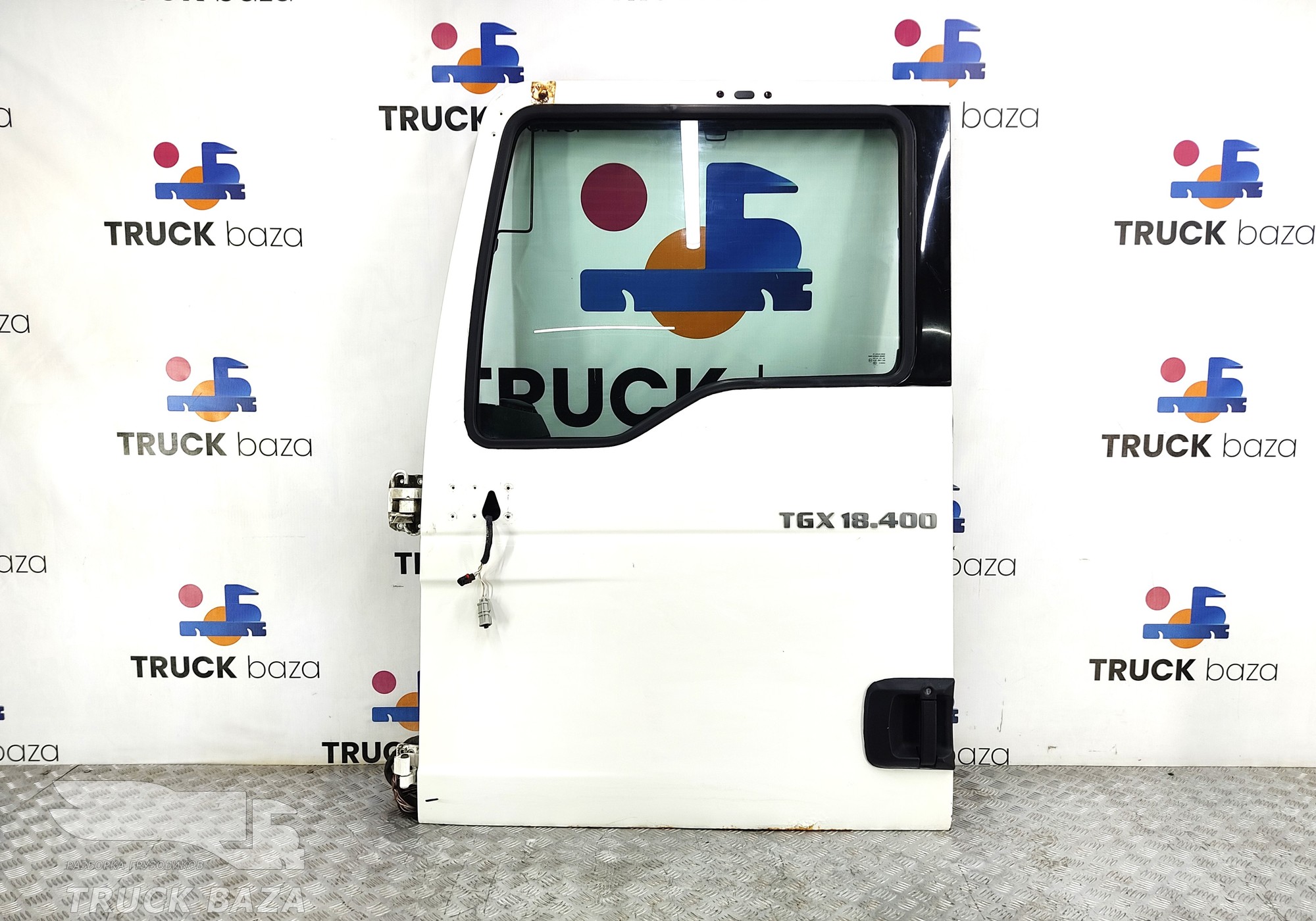 81626004129 Дверь передняя левая в сборе