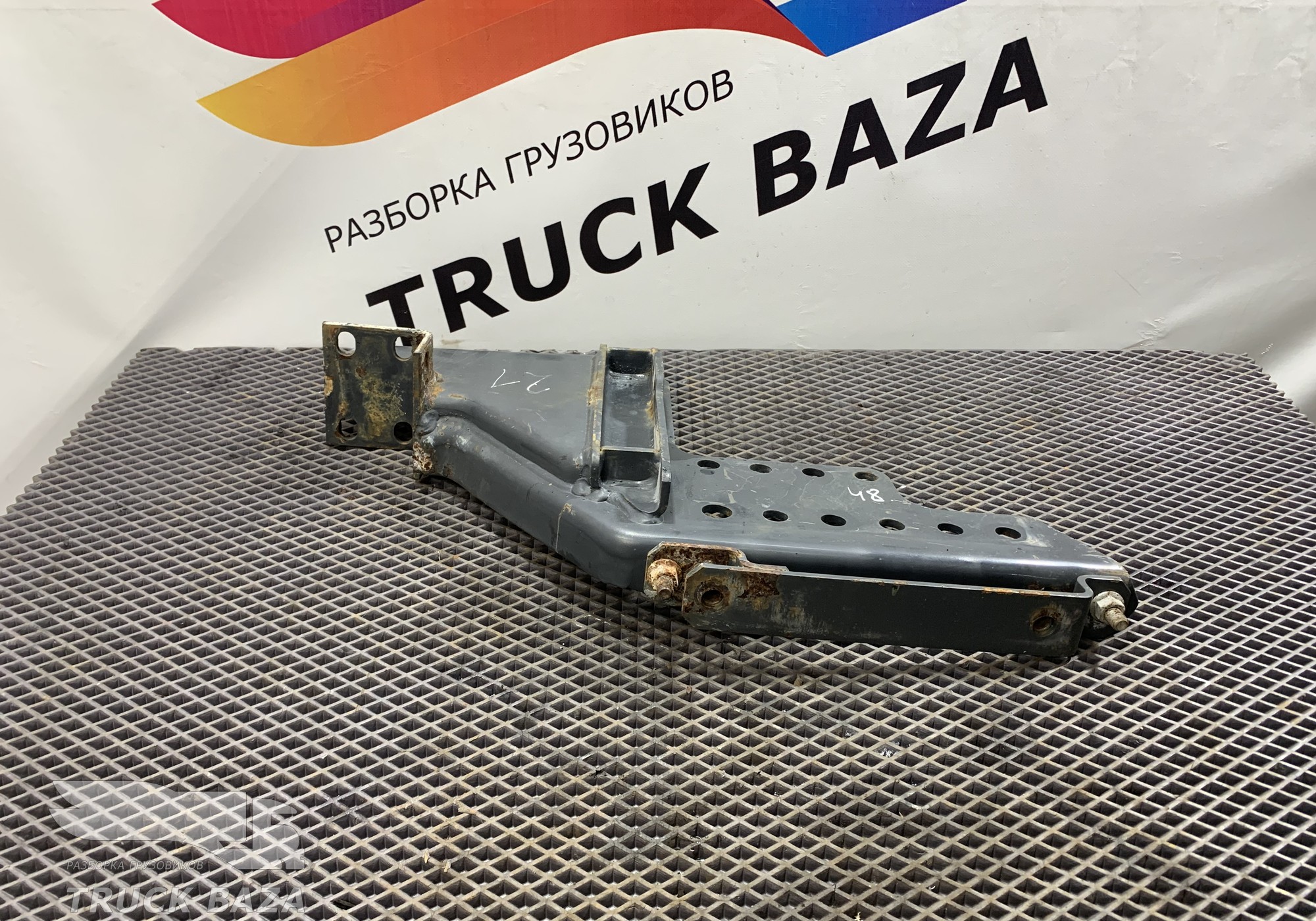 41298019 Кронштейн усилителя бампера левый для Iveco