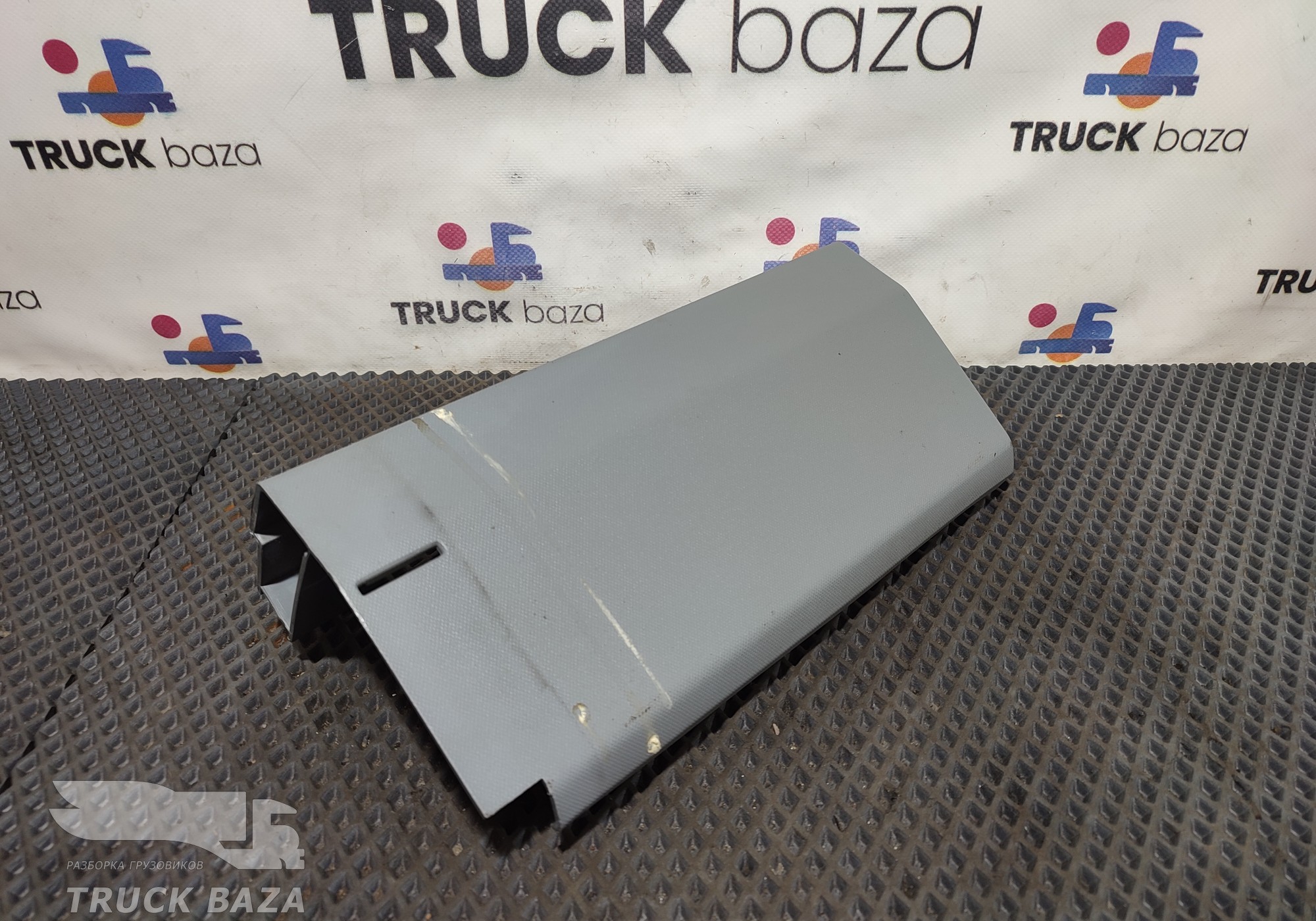 82365301 Заглушка салона левая для Renault T (с 2013)