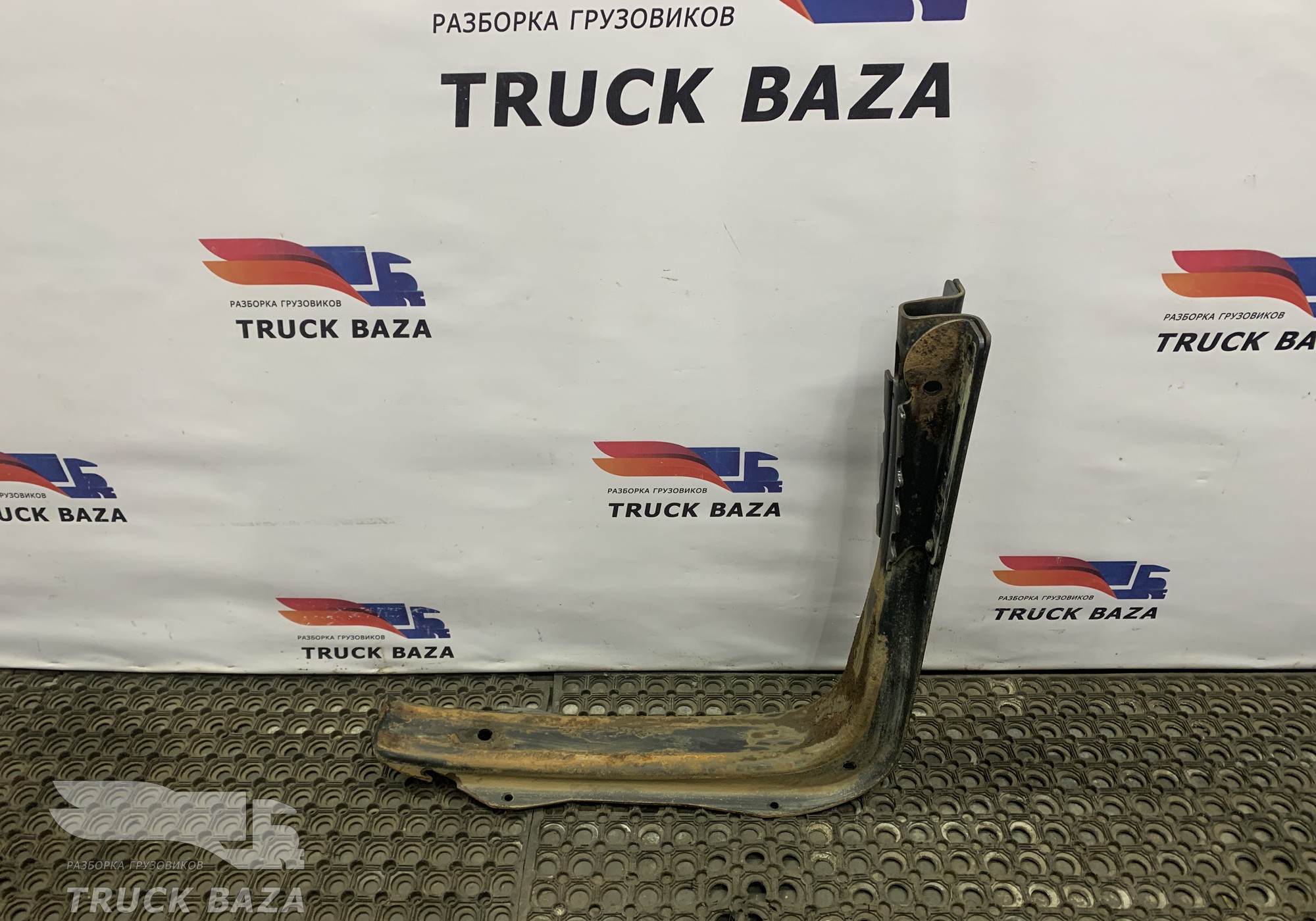 81418012843 Кронштейн топливного бака