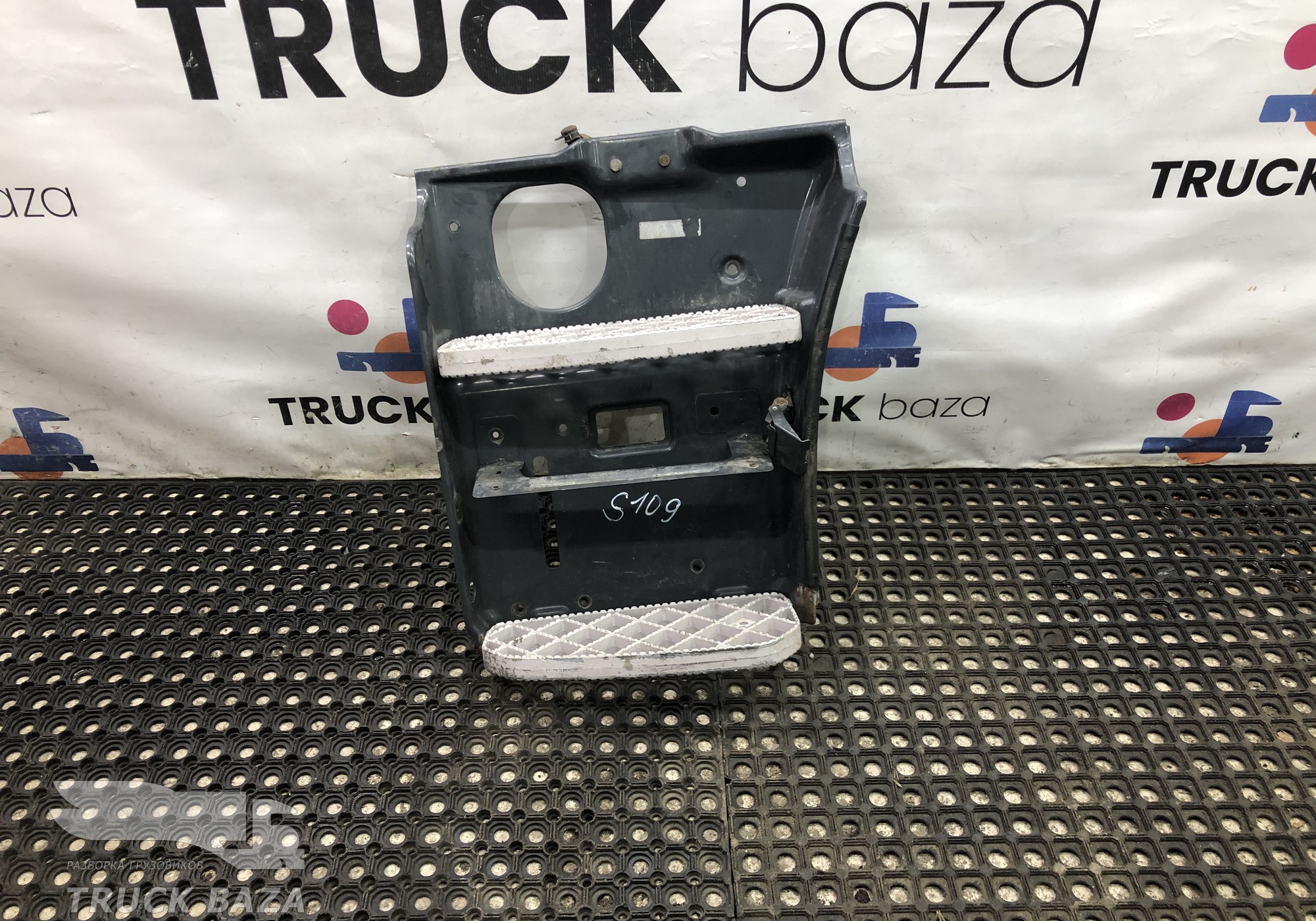 1854227 Корпус подножек левый