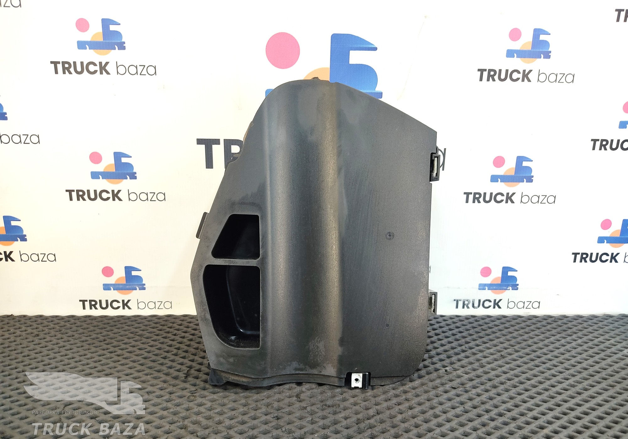 81617016353 Накладка на торпедо правая