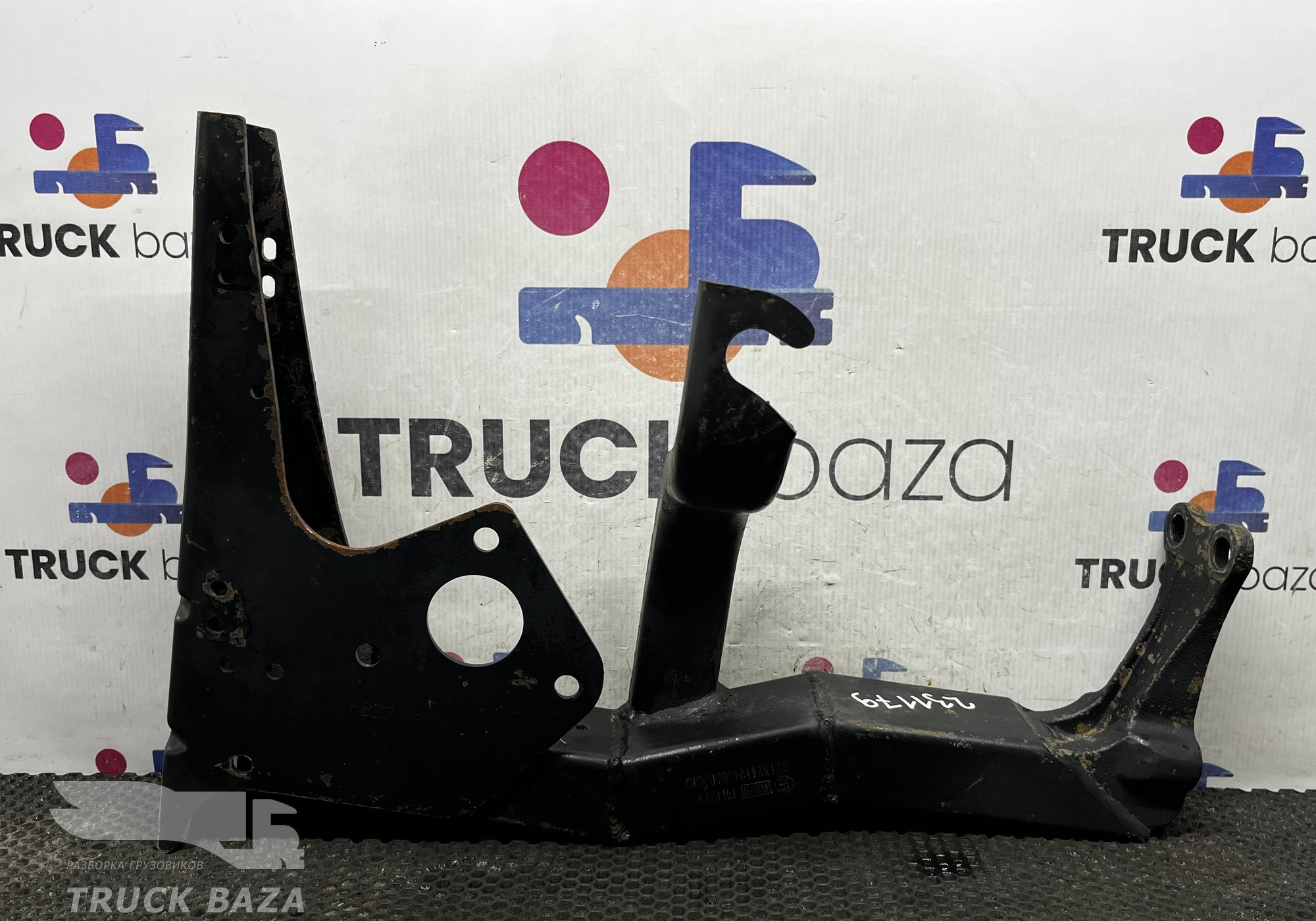 DZ13241240060 Кронштейн подножки левой задний для Shacman F3000 (с 2009)