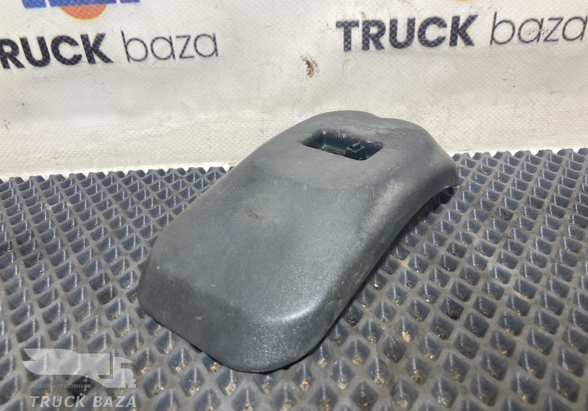 1365701 Крышка крепления хомута топливного бака для Scania 5-series R (с 2004 по 2016)