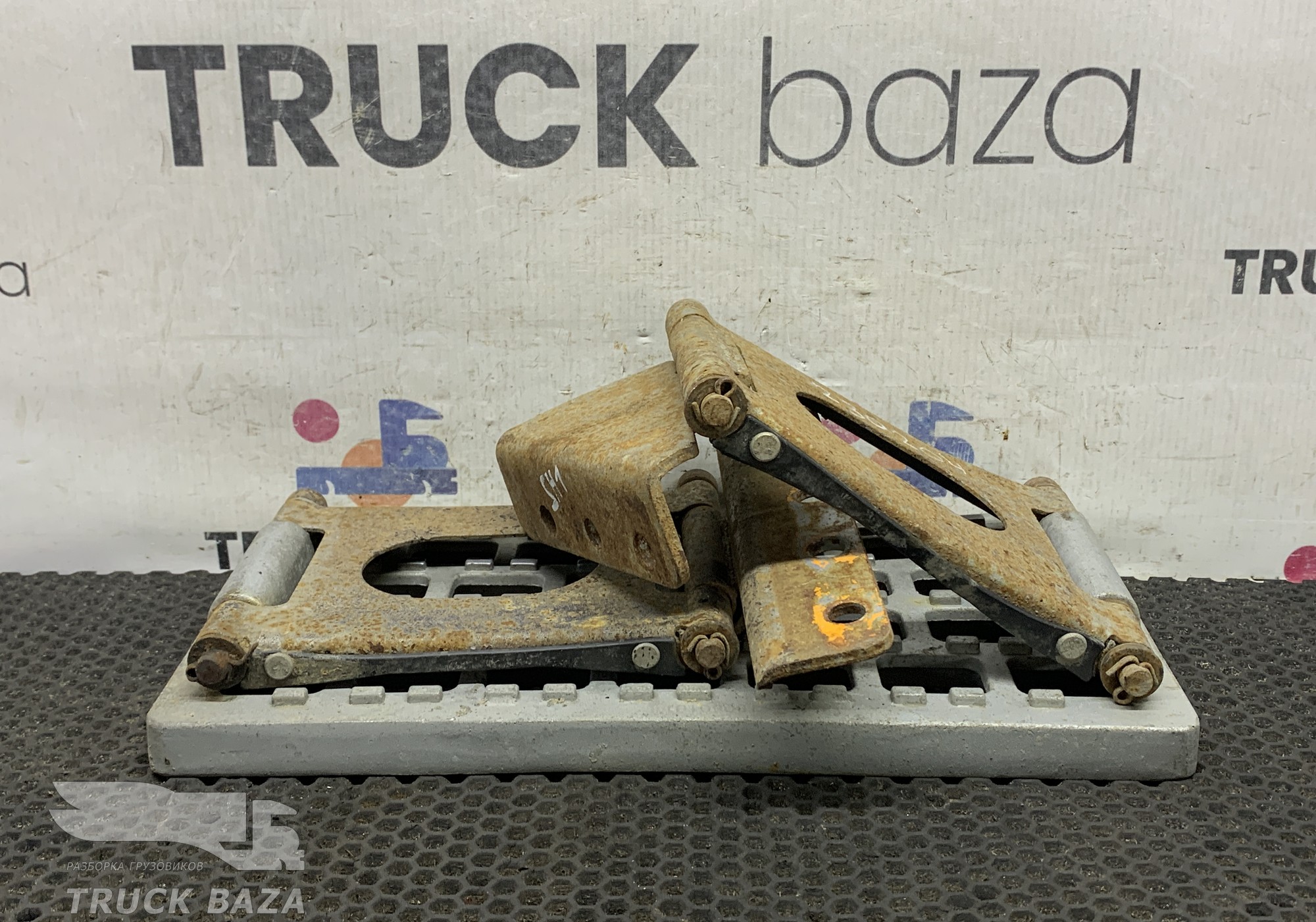 DZ13241240930 Подножка двери нижняя левая для Shacman F3000 (с 2009)
