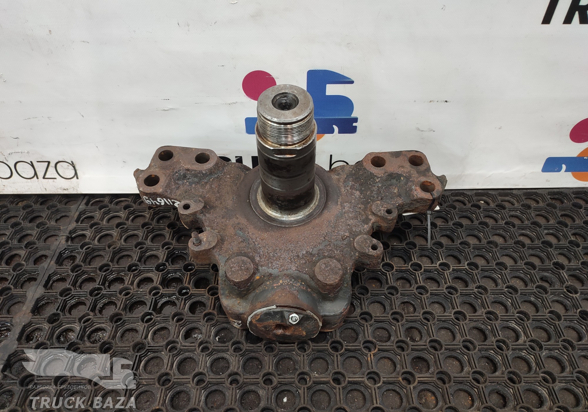 7420556297 Кулак поворотный правый для Renault Magnum