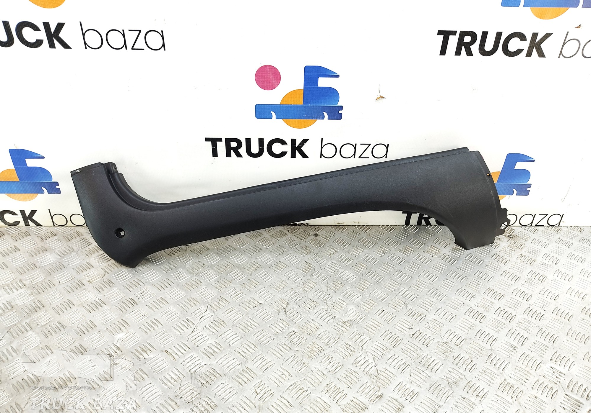 DZ14251110561 Накладка стойки лобового стекла левая для Shacman X3000 (с 2014)