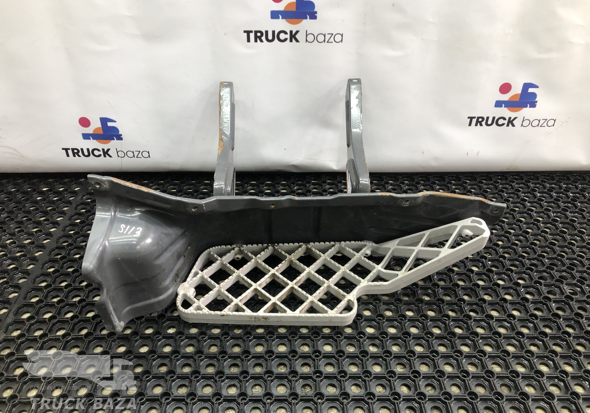 1426101 Подножка кабины левая