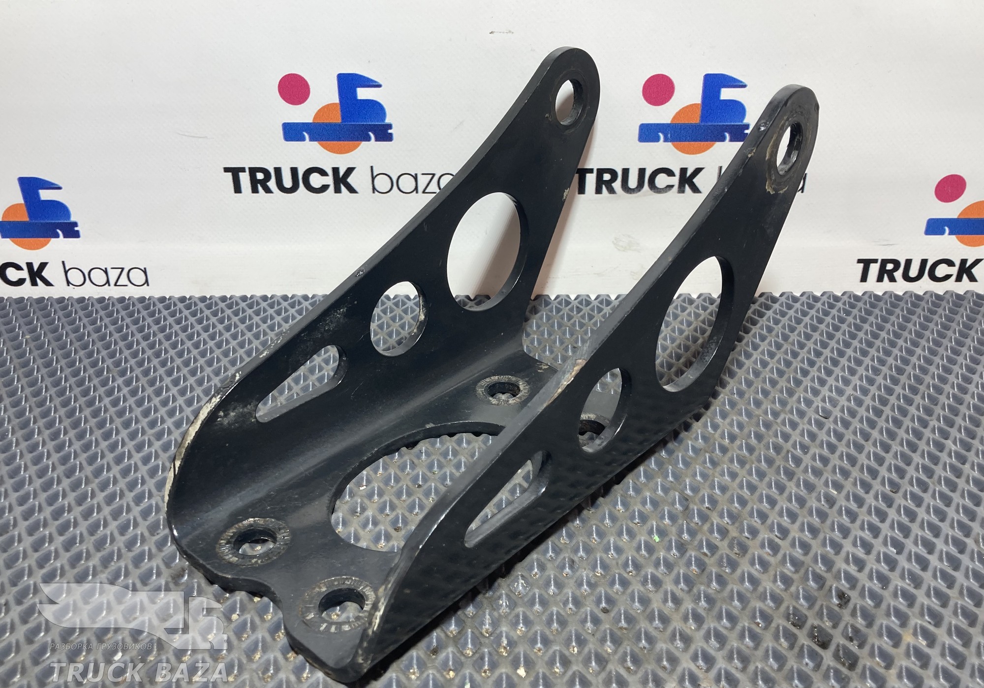 81437400195 Кронштейн амортизатора переднего