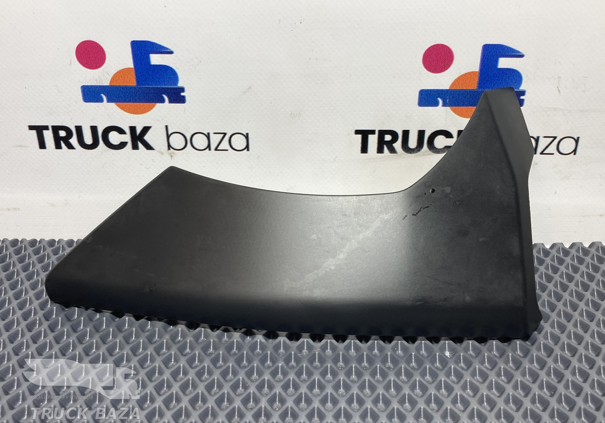 2084741 Накладка на торпедо