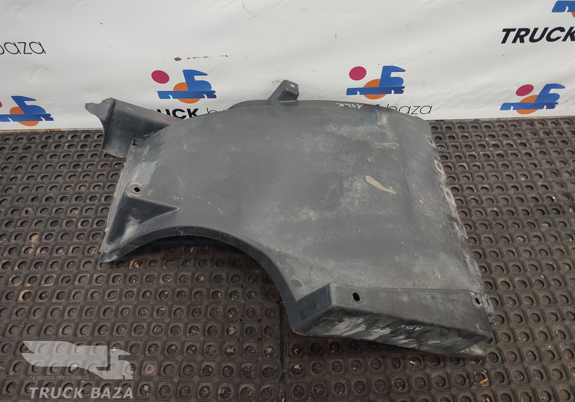 9408812401 Крыло переднее левое