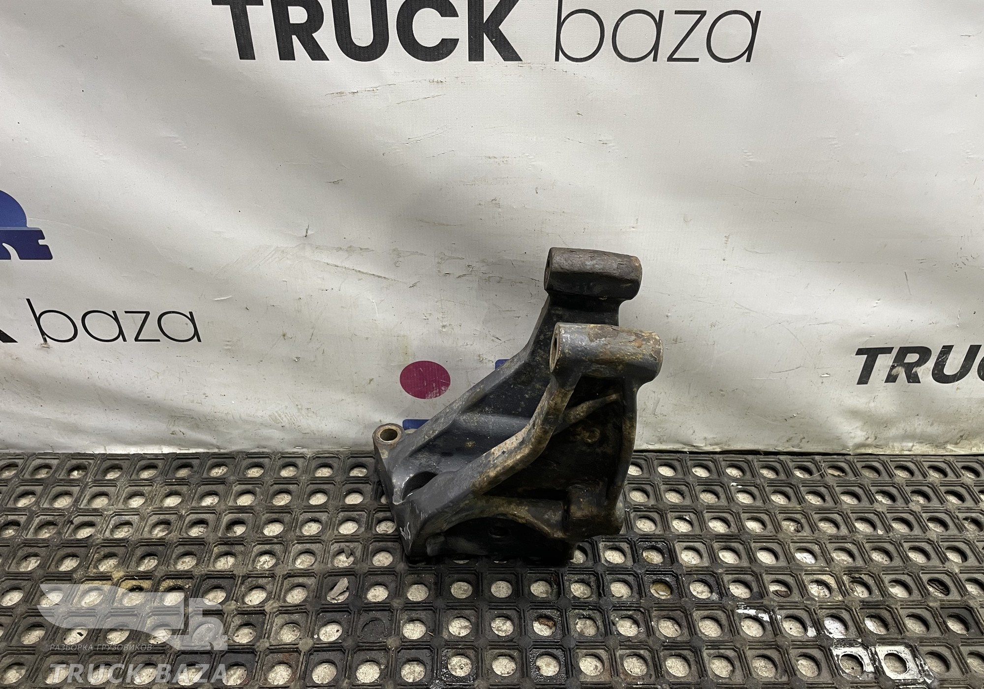 1790202 Кронштейн реактивной тяги правый