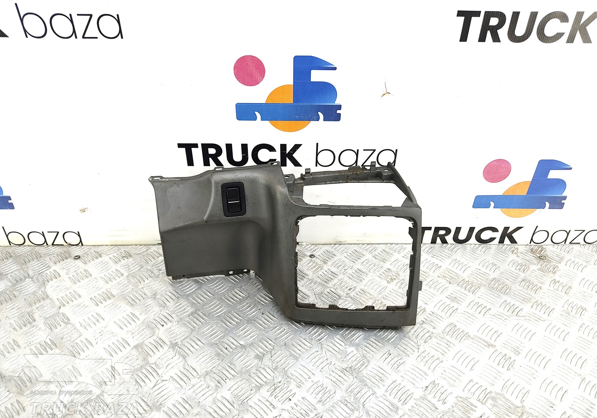 81617016313 Накладка на торпедо правая для Man