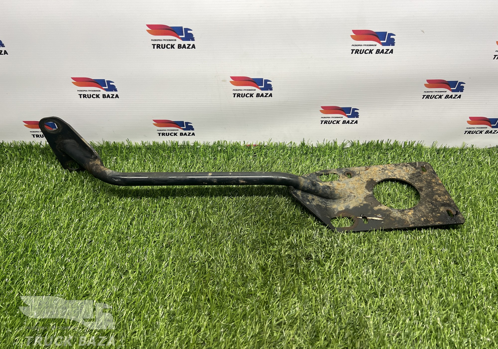 81612435371 Кронштейн крыла переднего левого