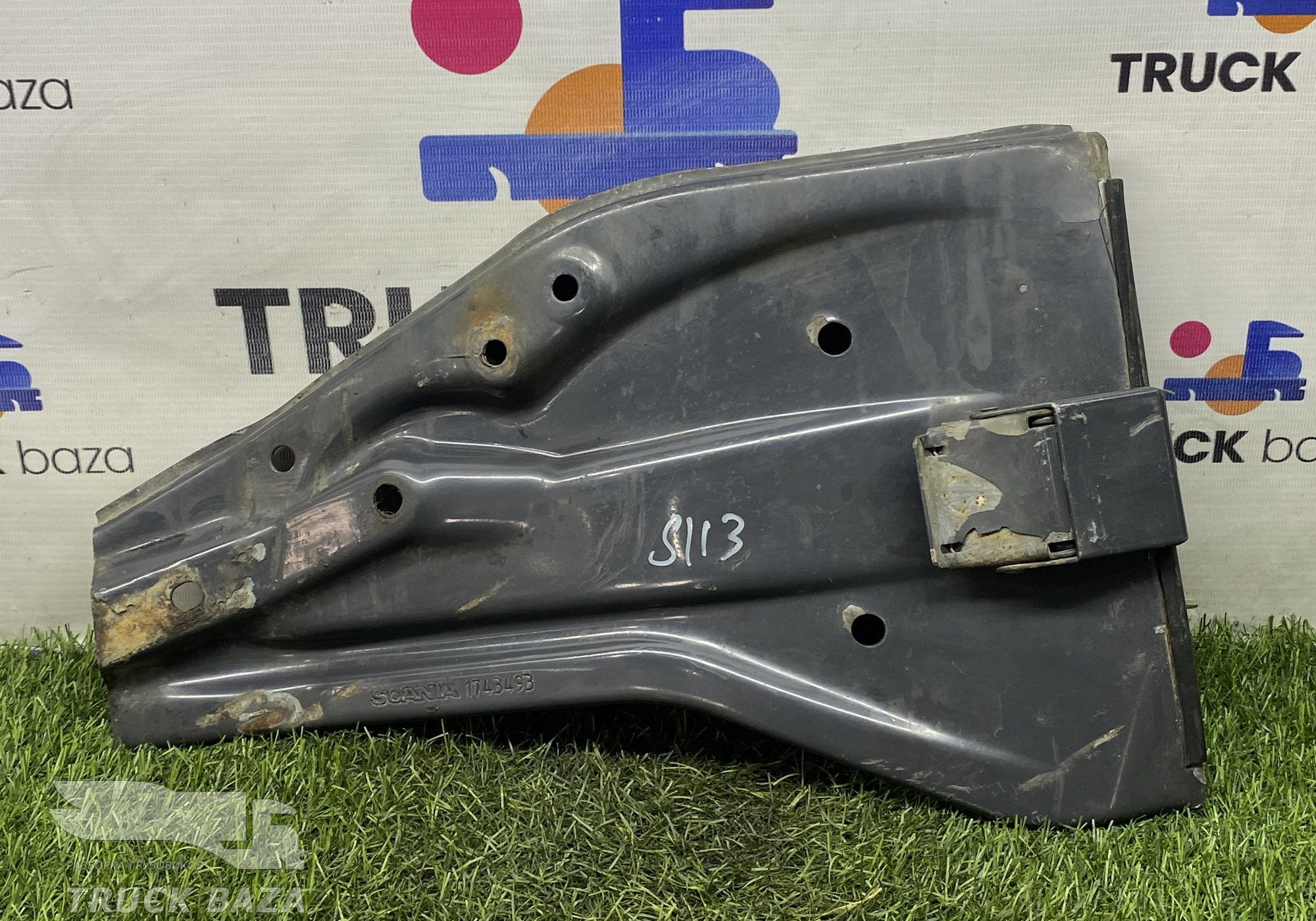 1743493 Кронштейн крыла левый