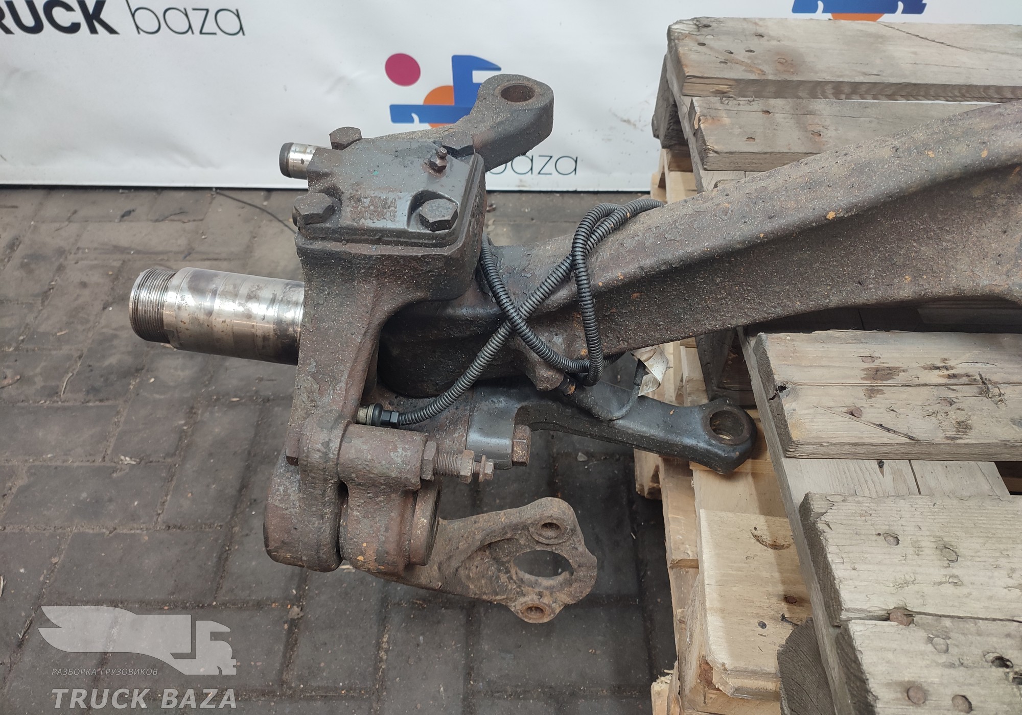 1895937 Кулак поворотный левый