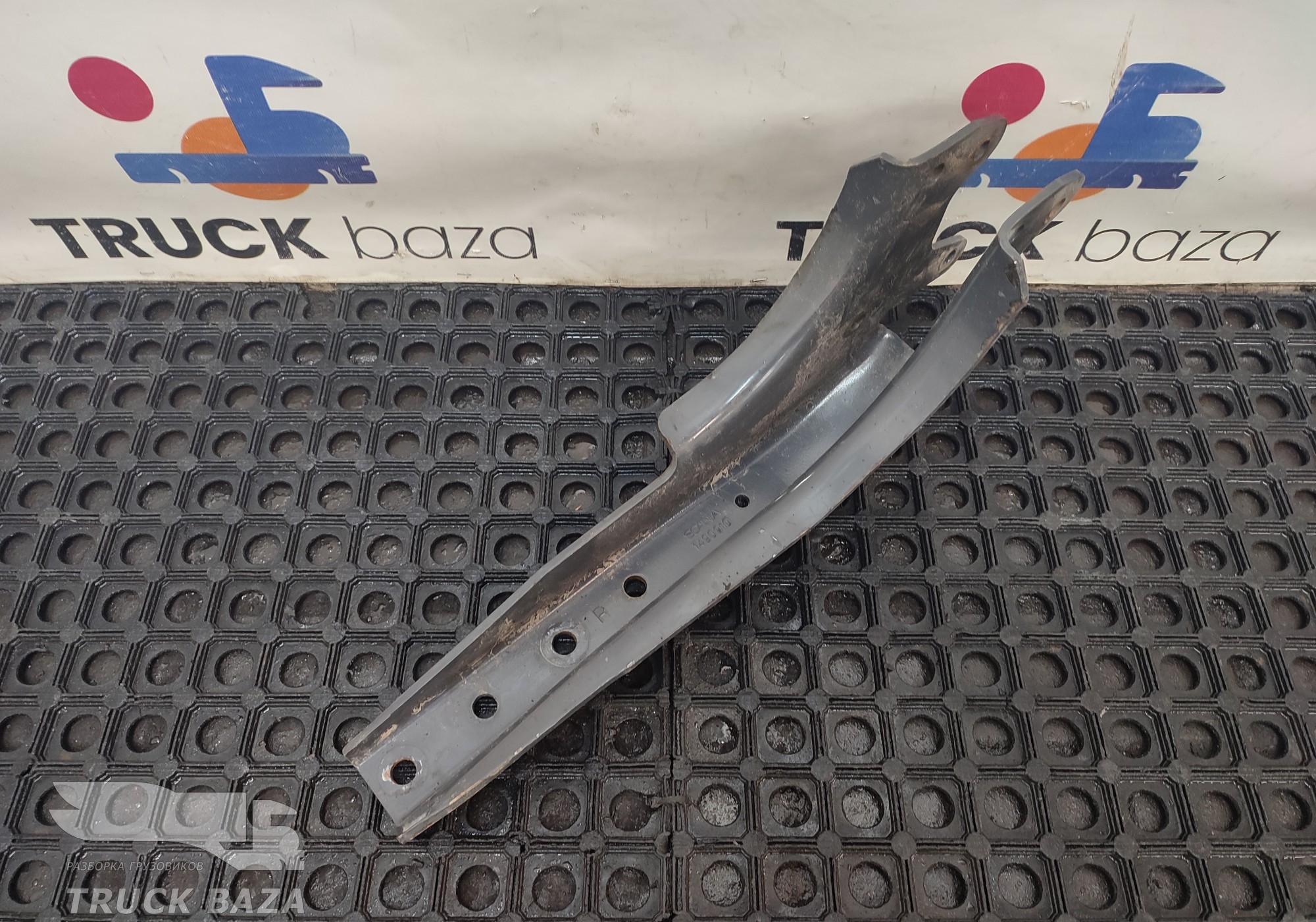 1490910 Кронштейн замка кабины правый