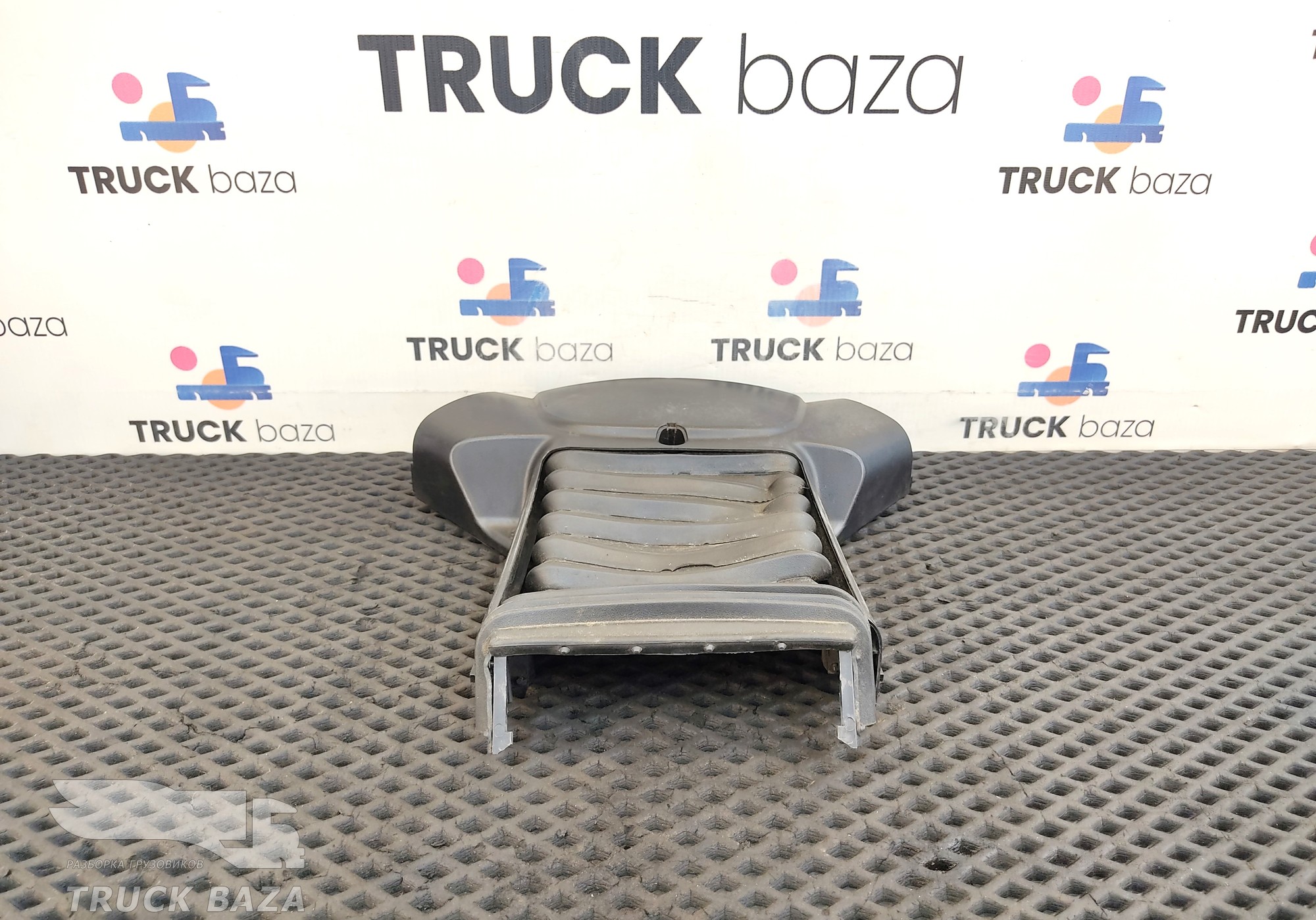 81461130142 Кожух рулевой колонки верхний для Man