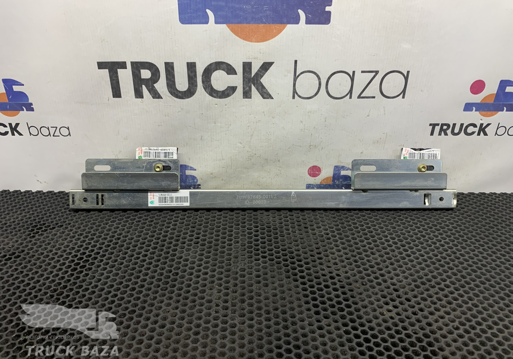 711W626450011 Кронштейн стекла левый для Sinotruk Howo T5G