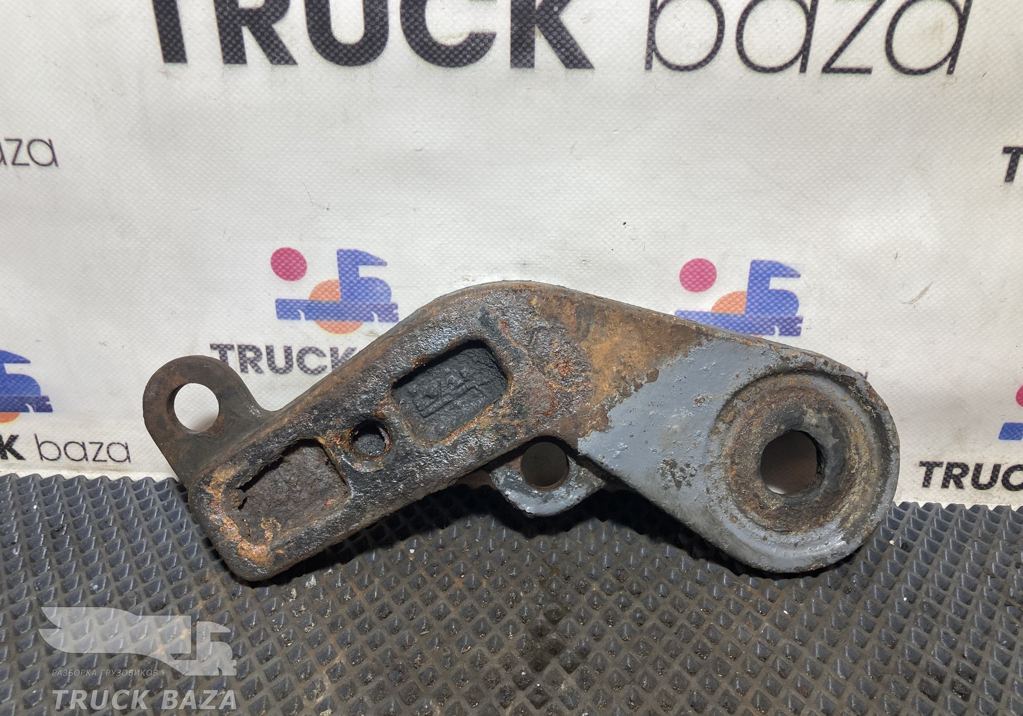 1740950 Кронштейн переднего амортизатора левый