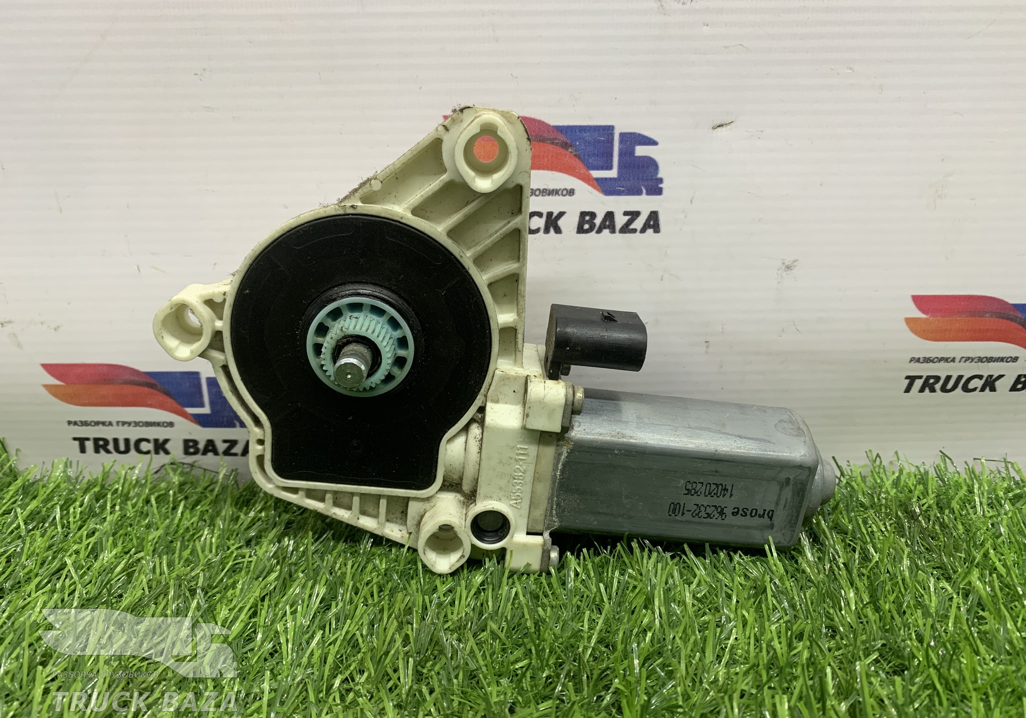 55382110 Моторчик стеклоподъемника левый