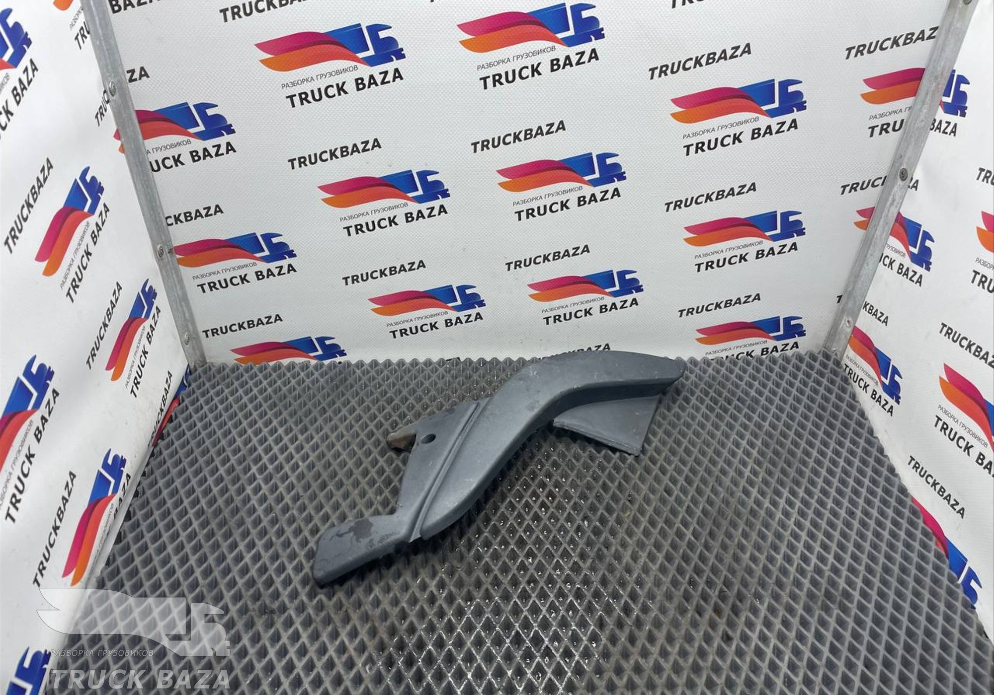 20529668 Накладка стеклоочистителя левая для Volvo FH FH13 (с 2002 по 2008)