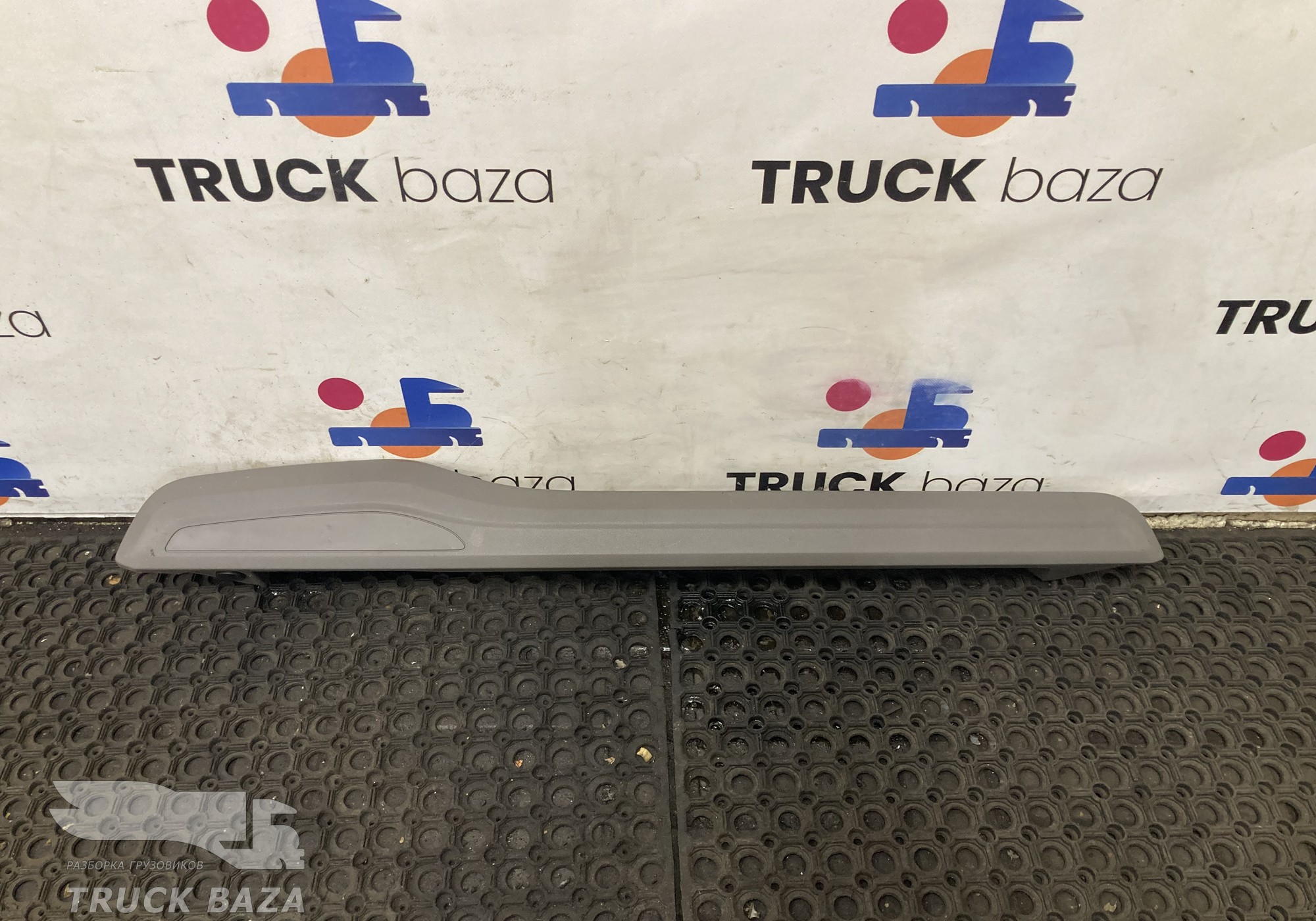 2553147 Накладка потолка правая