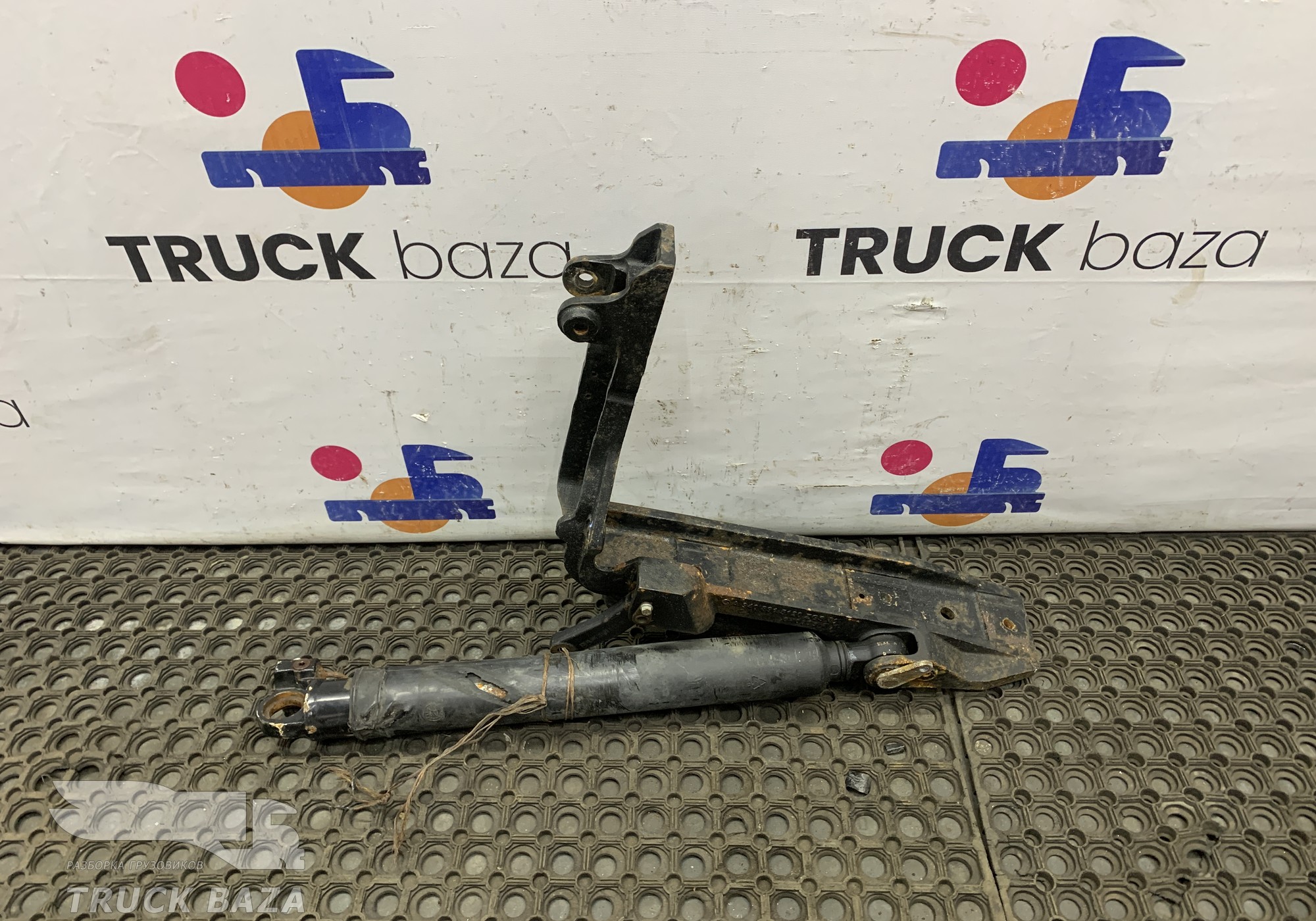 45104500302190 Цилиндр подъема кабины с кронштейном для КАМАЗ 5490 (с 2013)