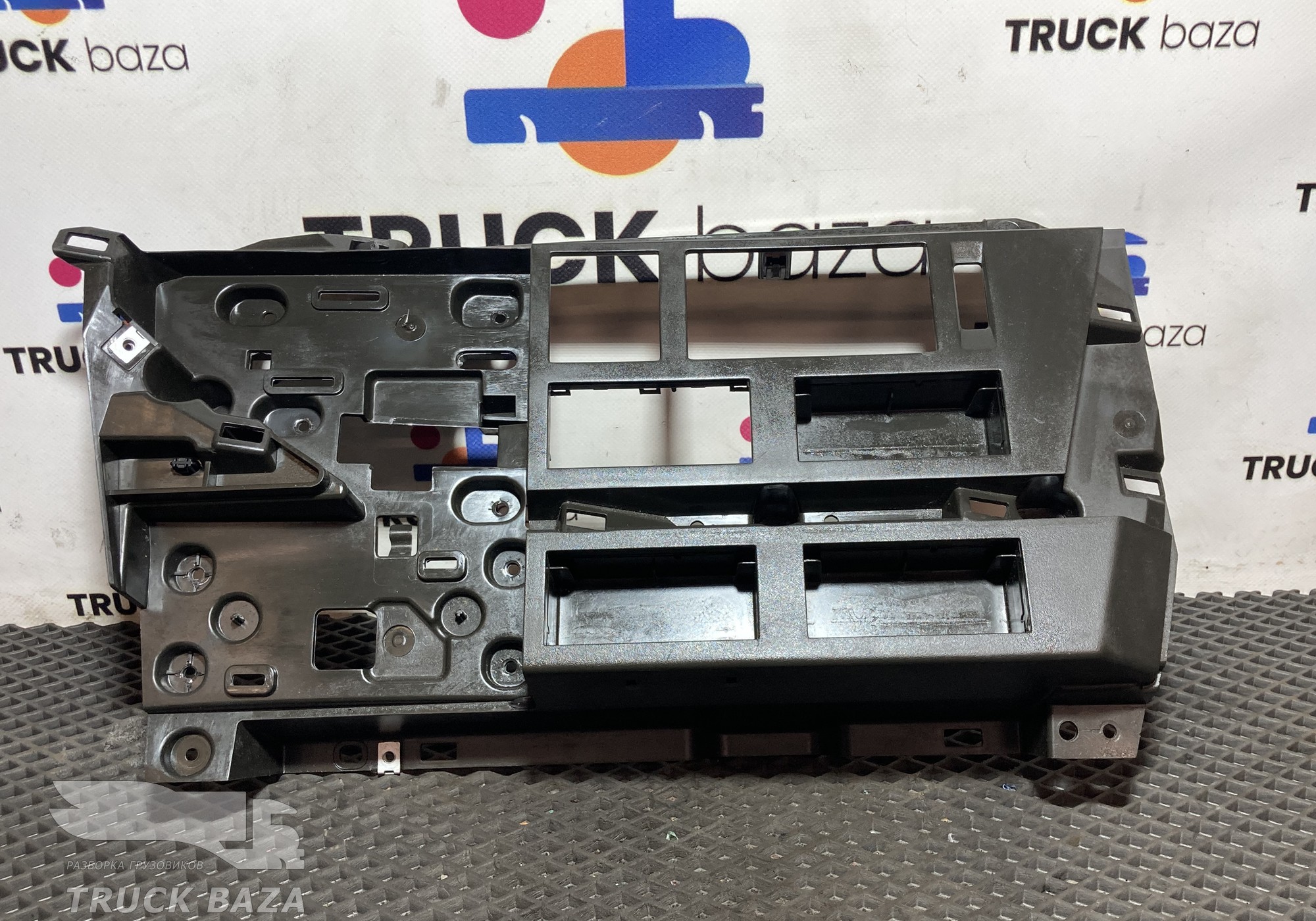 82214560 Накладка на торпедо для Volvo FH 4 (с 2012)