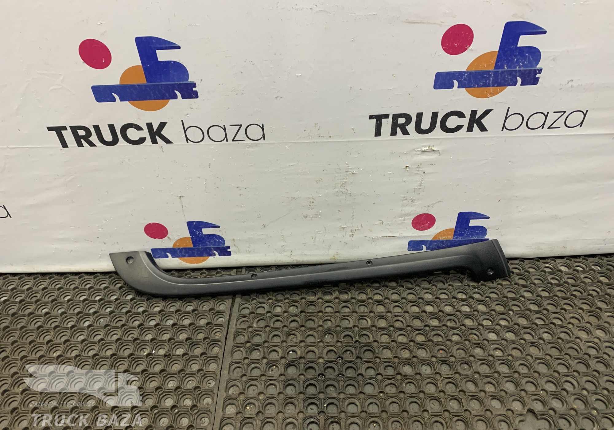 A9406980562 Накладка стойки лобового стекла левая