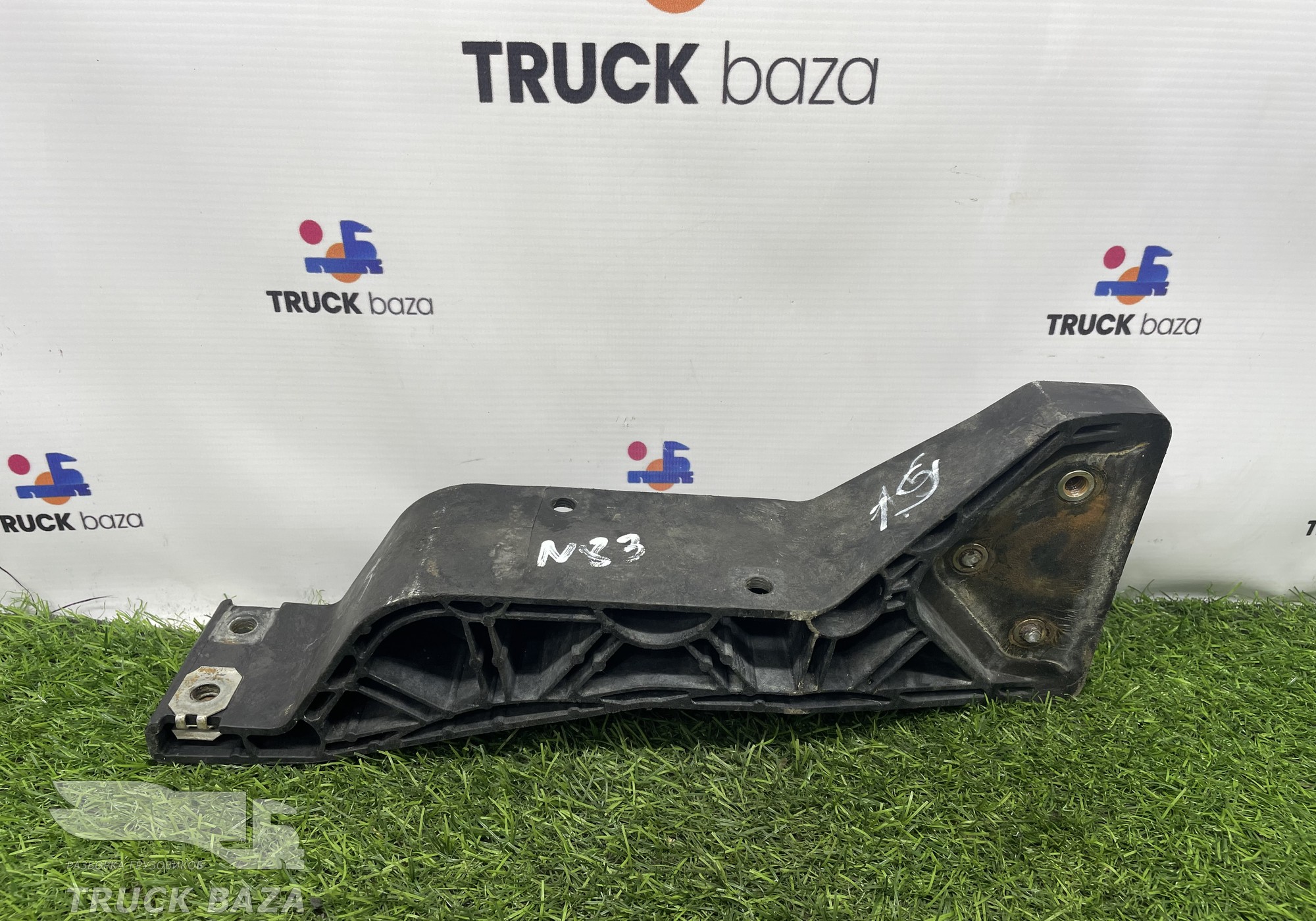 81416140014 Кронштейн переднего бампера правый