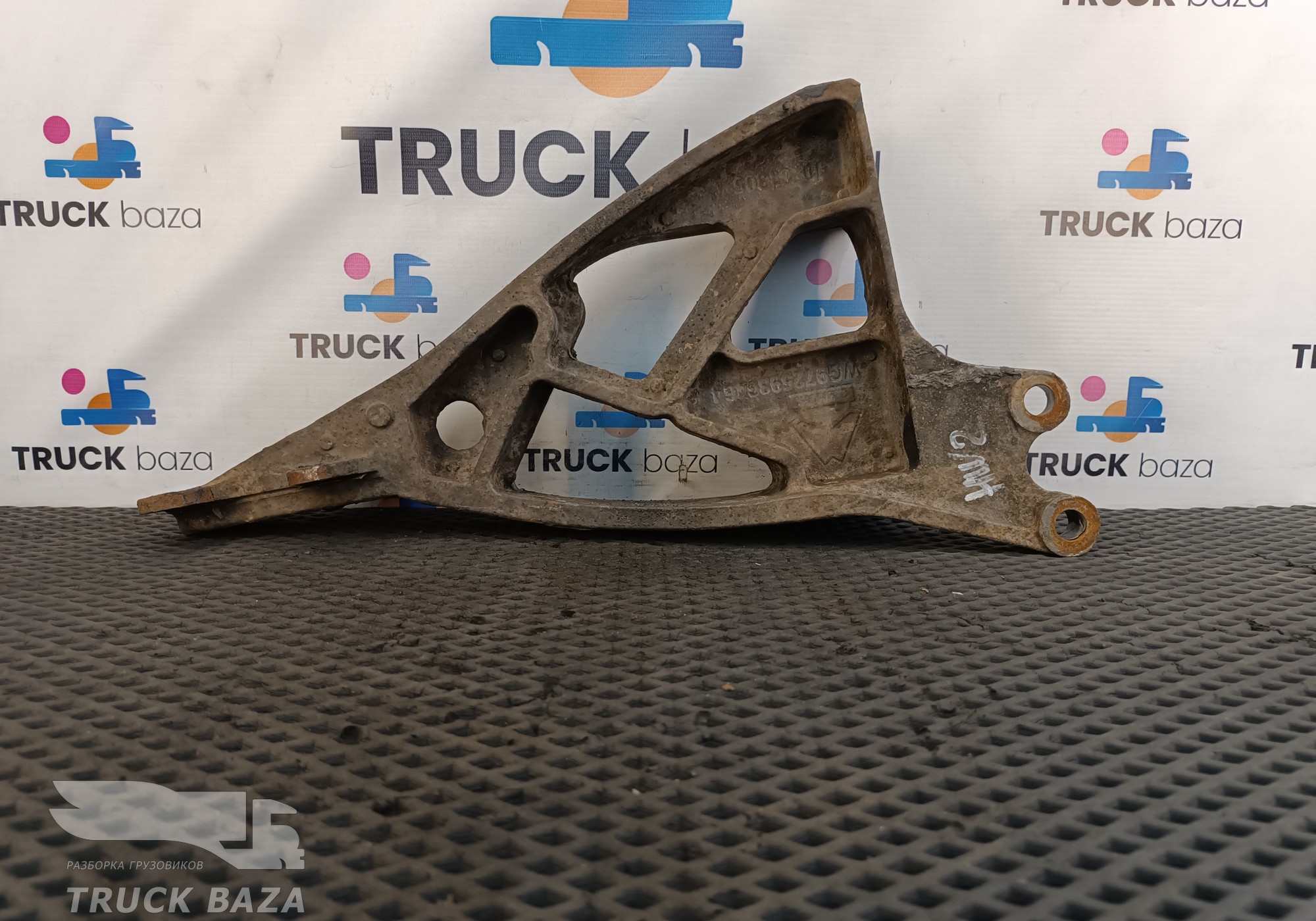 WG9725936464 Кронштейн крепления переднего отбойника правый для Sinotruk Howo HW76