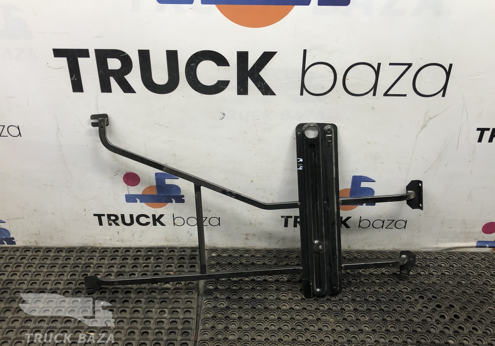 5010515333 Кронштейн обшивки салона левый для Renault Magnum III E-tech (с 2001 по 2005)