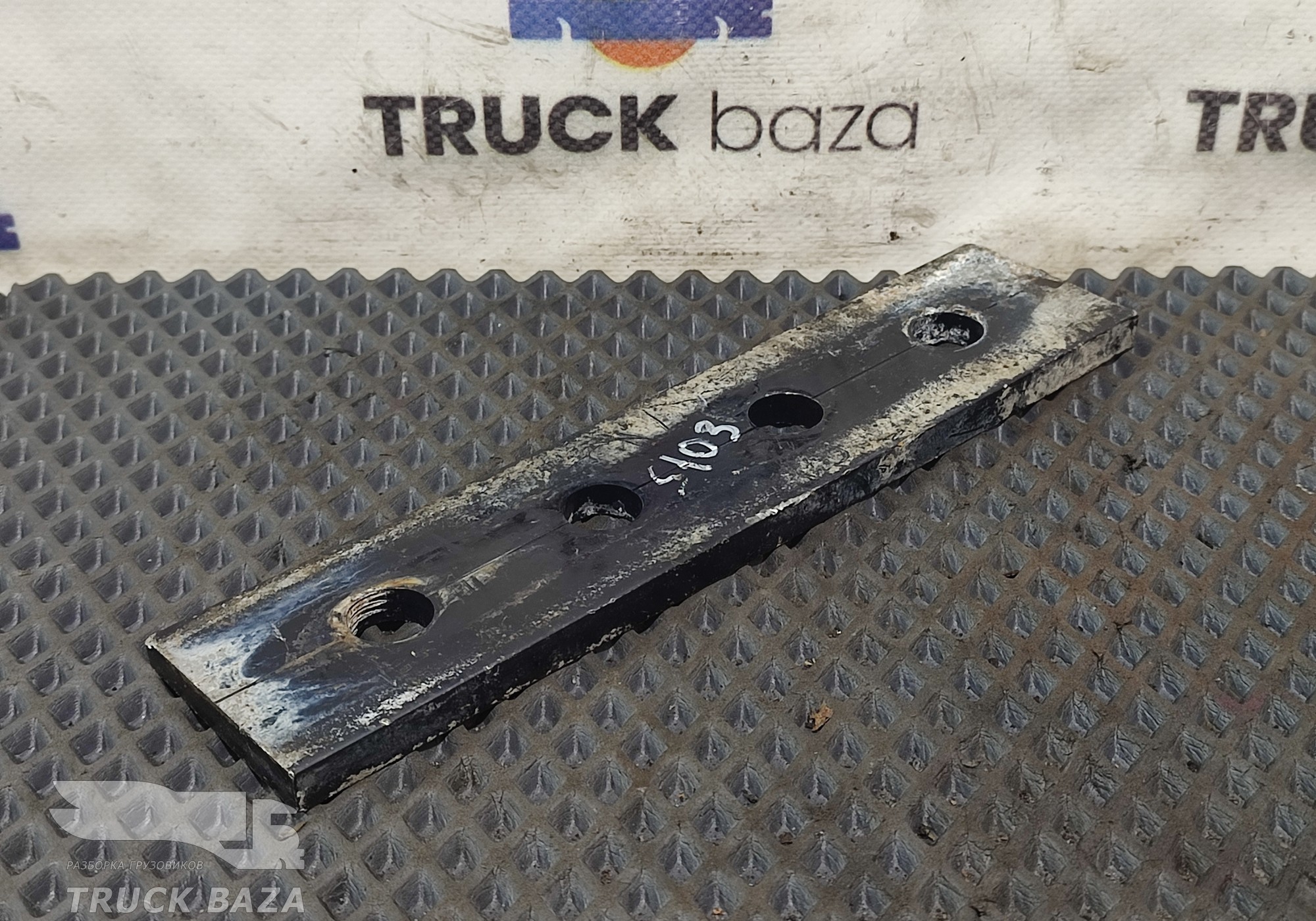 1488927 Дистанционная проставка