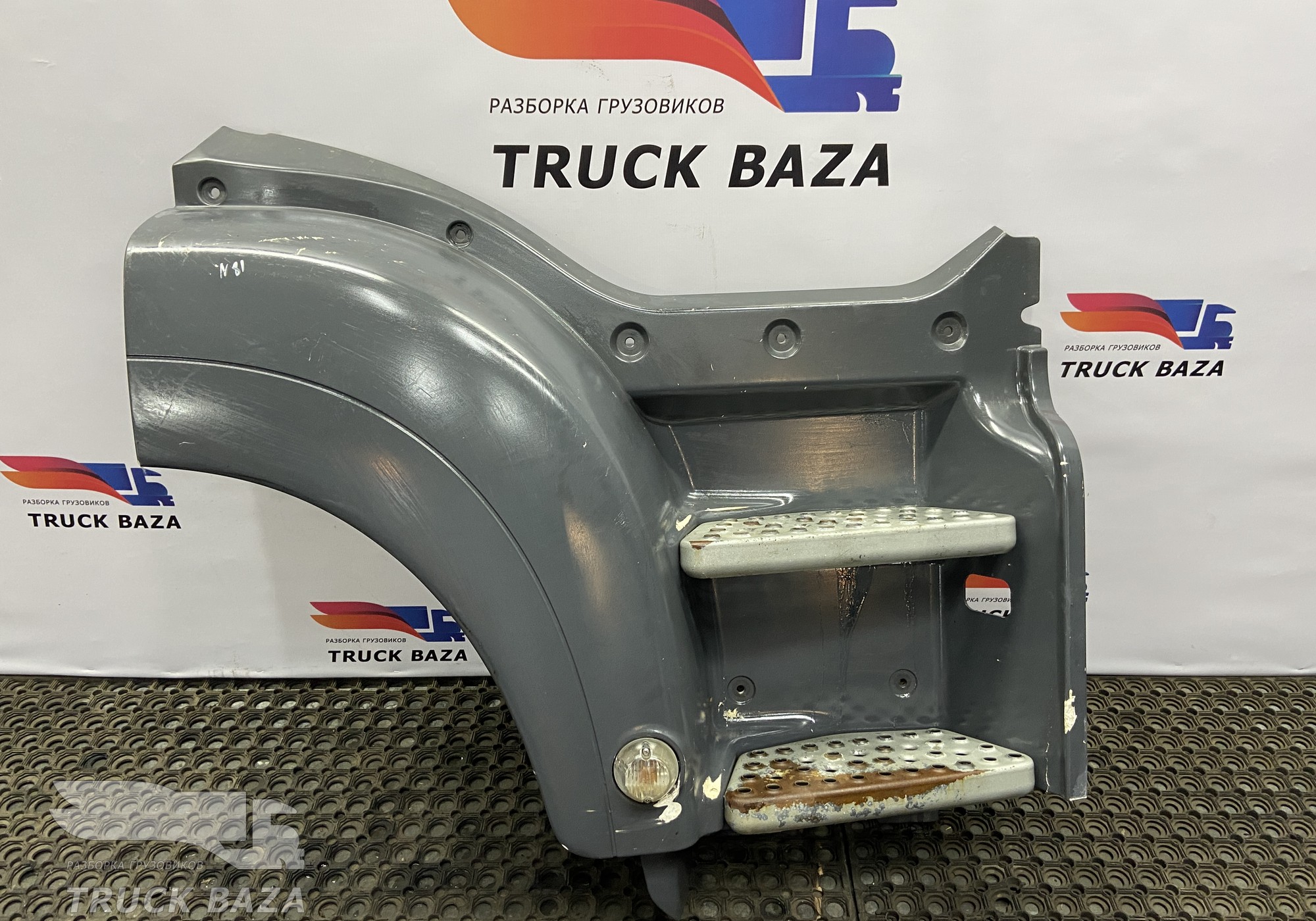 81615100872 Корпус подножек правый