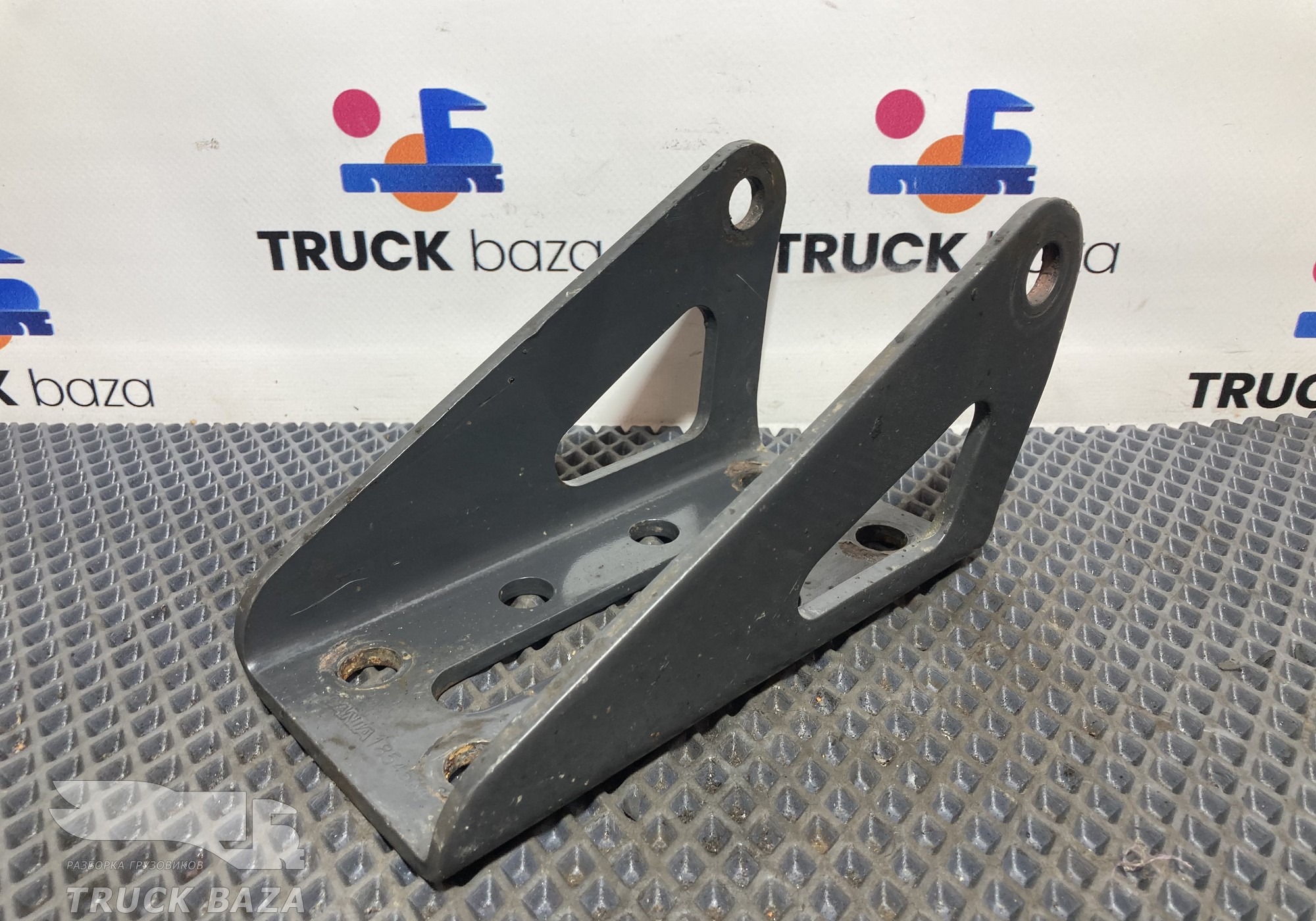 1854534 Кронштейн крыла заднего